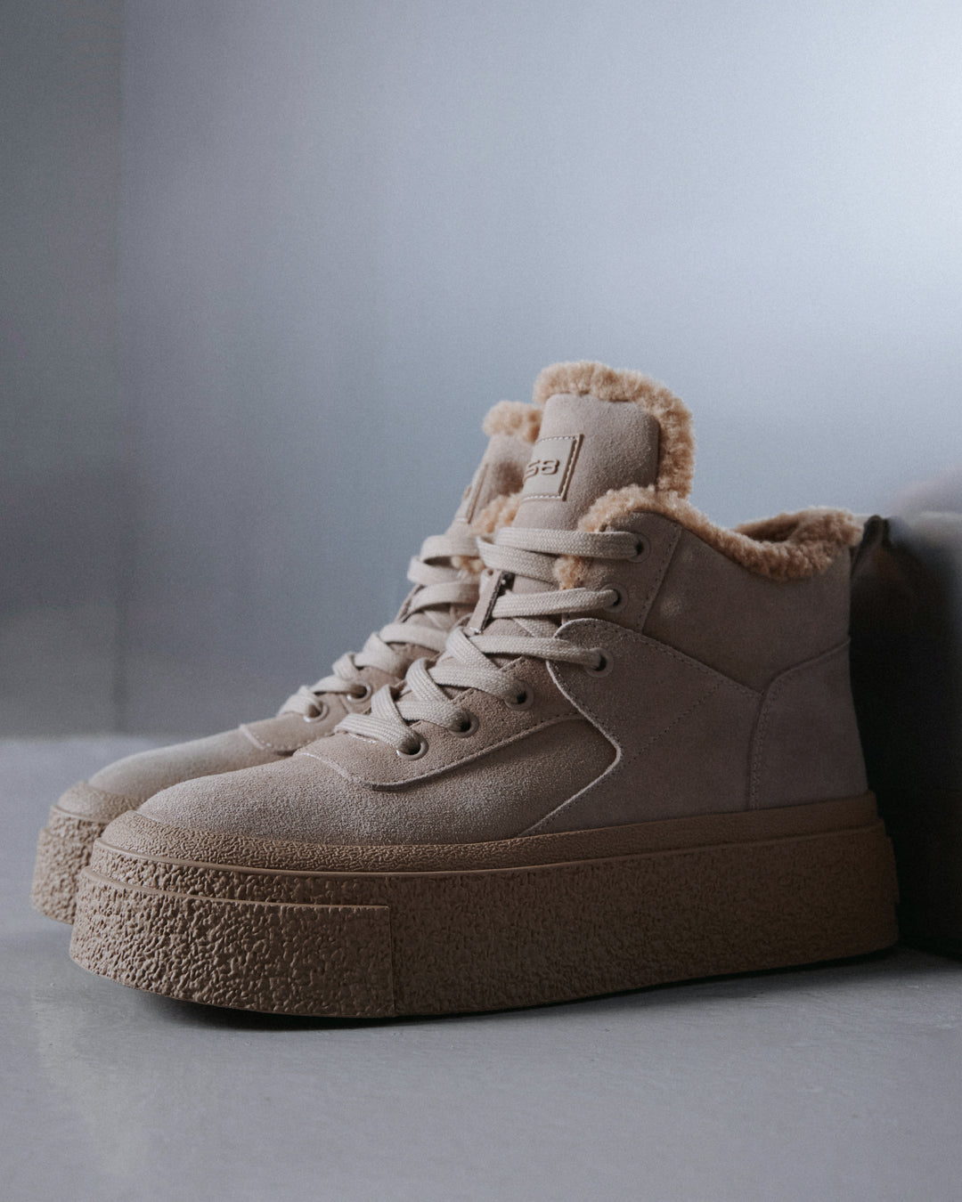 Wysokie trampki damskie na zimę w kolorze beżowym z weluru i wełny ES8 ER00115864