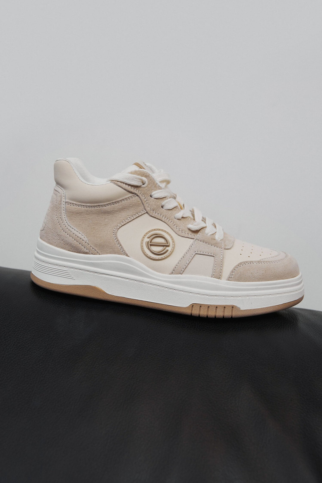 Beżowo-białe wysokie sneakersy damskie ze skóry i zamszu Estro ER00114290