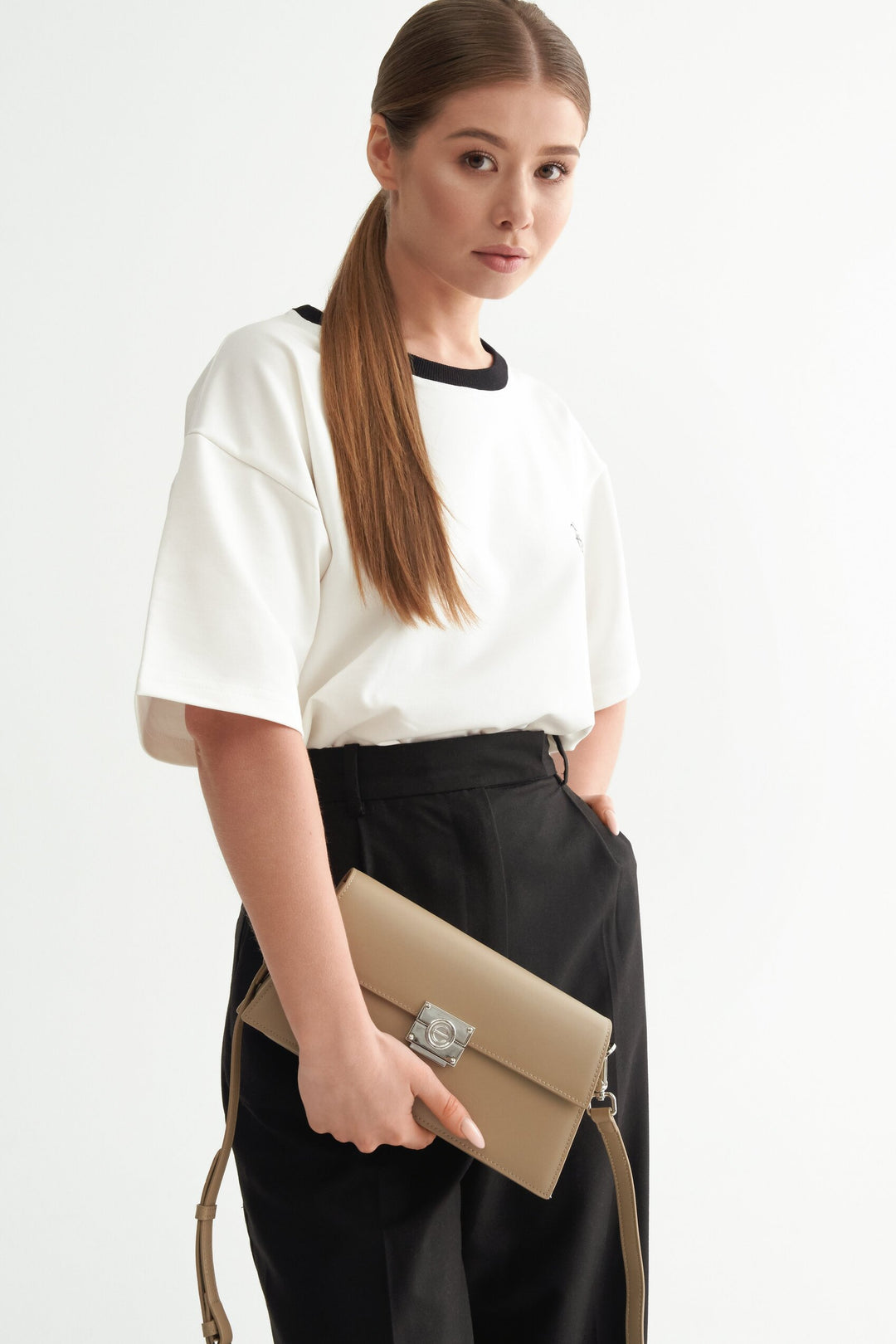 Beżowa torebka trapezowa z łańcuszkiem ze skóry Estro ER00112501