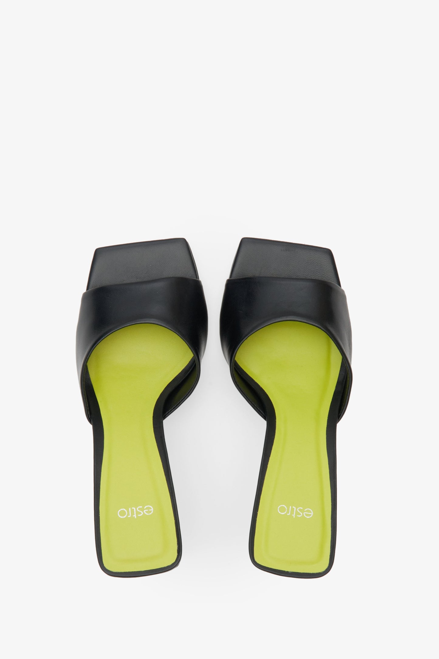 Damskie, skórzane klapki na słupku z kwadratowym czubkiem marki Estro - prezentacja modelu w kolorze czarnym z góry.