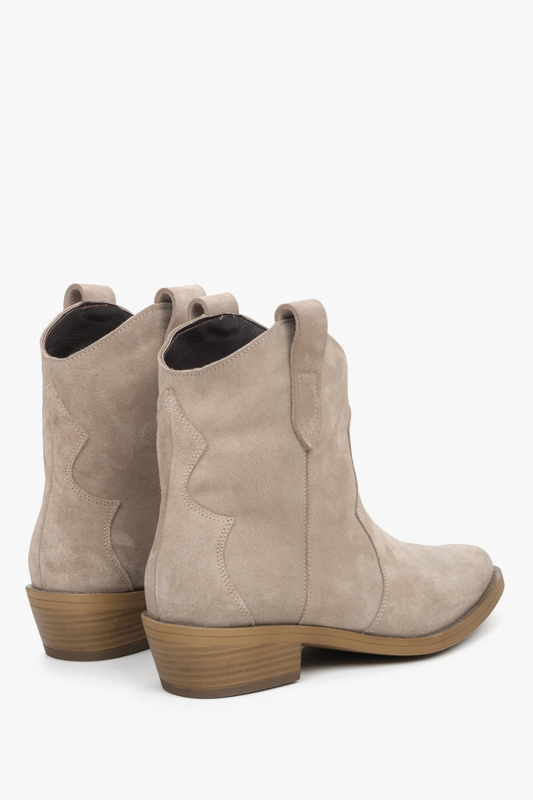 Damskie welurowe kowbojki jasnobeżowe Estro - zbliżenie na tył i linię boczną butów.