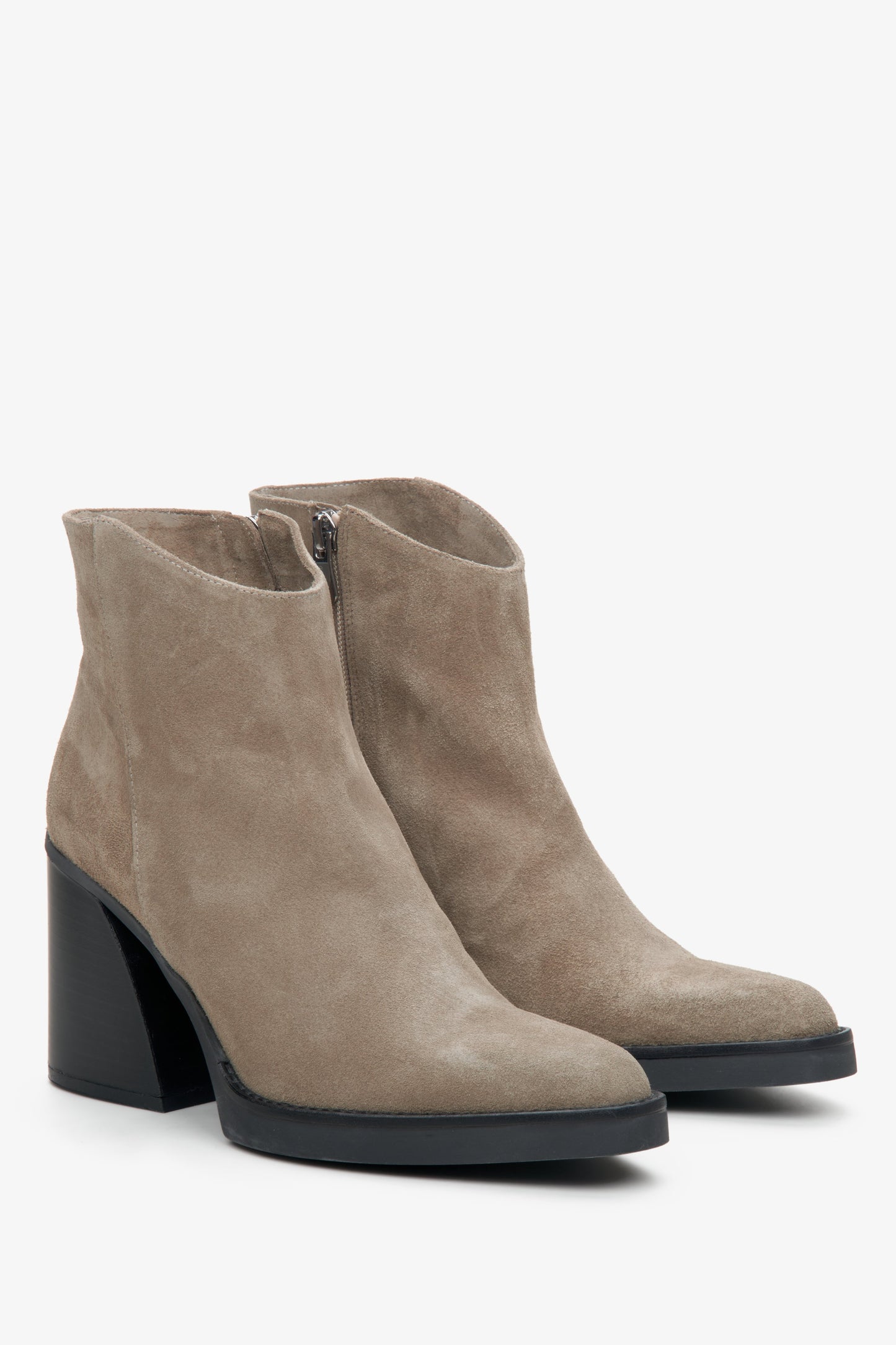 Botki damskie na obcasie z zamszu naturalnego w kolorze beżowym.