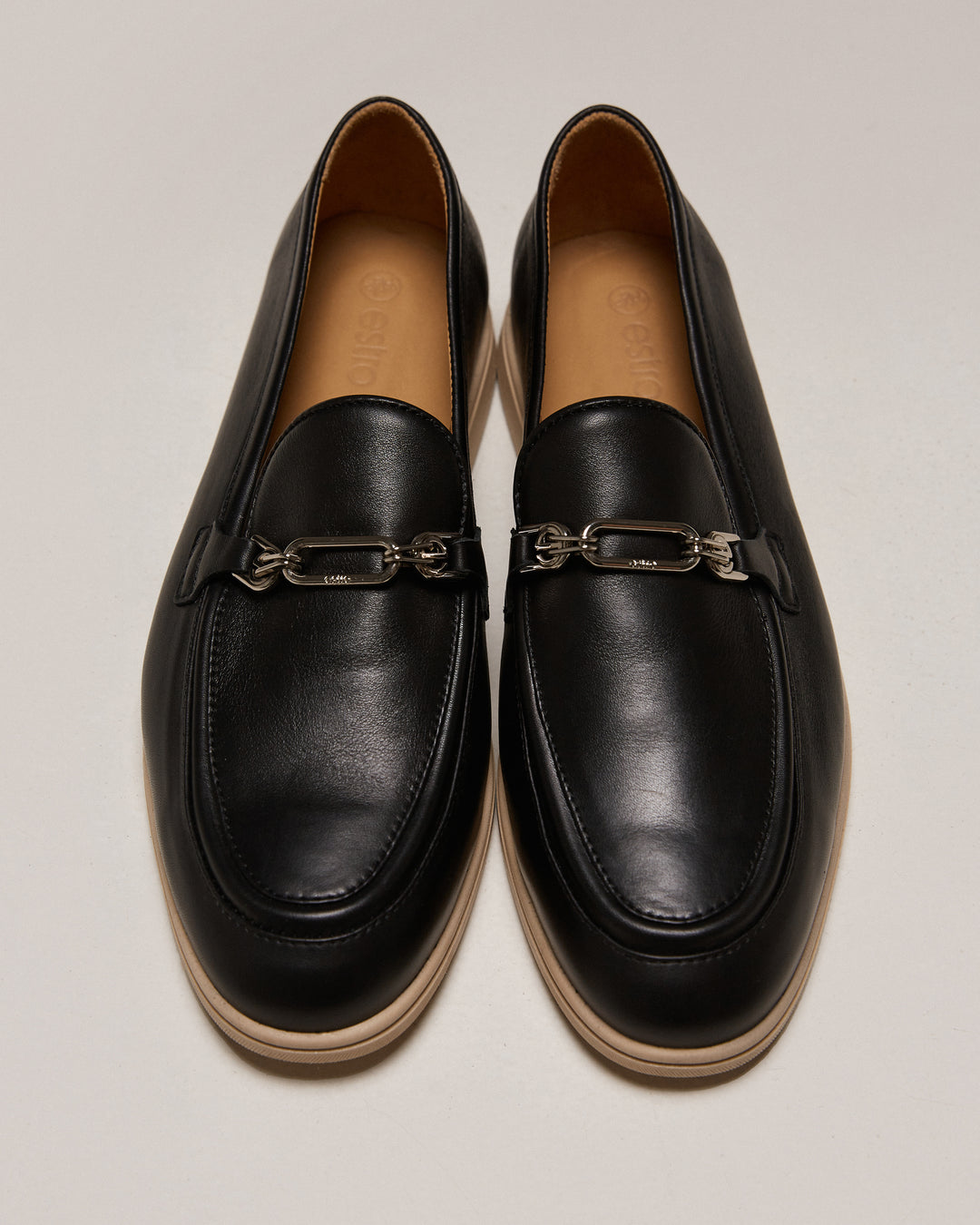 Czarne loafersy damskie z włoskiej skóry naturalnej Premium ze srebrnym łańcuszkiem Estro ER00115614