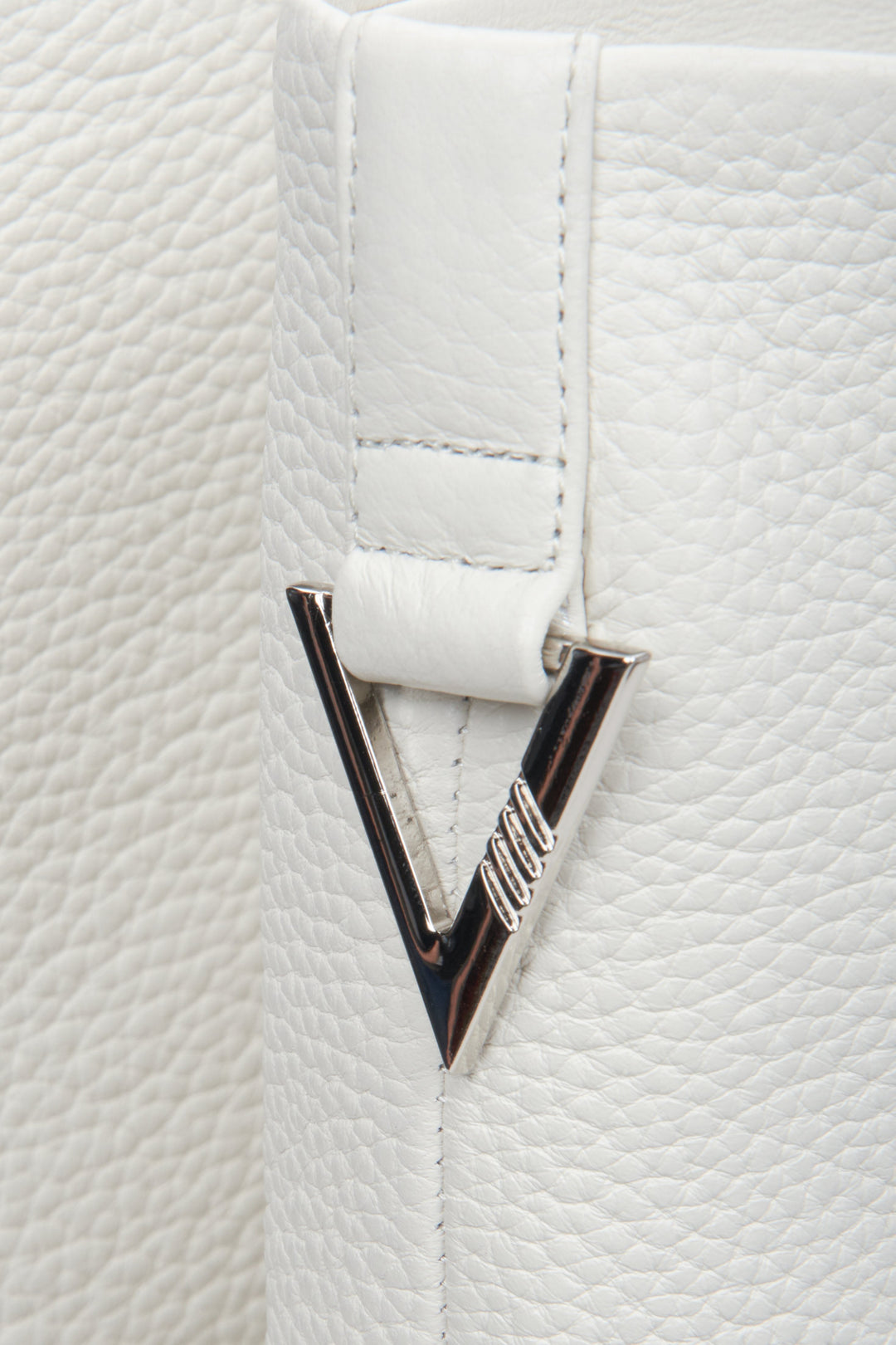 Damskie, skórzane kozaki w kolorze białym Estro - zbliżenie na detal.