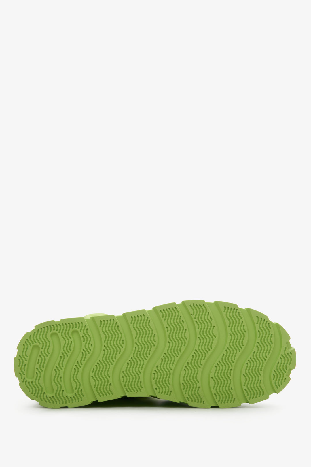 Damskie, skórzane śniegowce z ociepleniem Estro -zbliżenie na podeszwę modelu w kolorze zielonym.