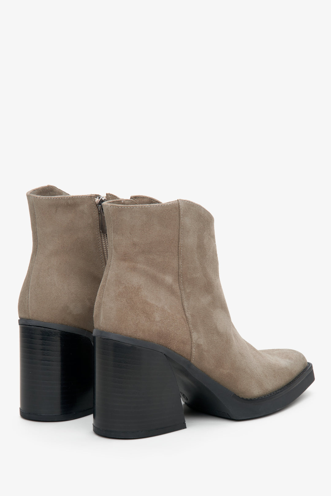 Botki damskie na obcasie z zamszu naturalnego w kolorze beżowym - zbliżenie na tył modelu.