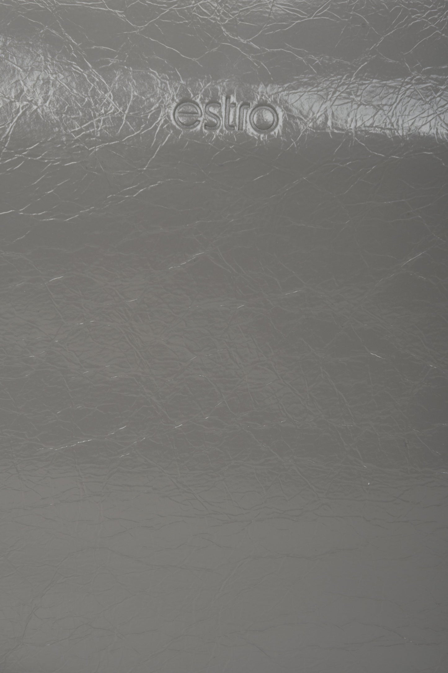 Szara skórzana torebka damska na ramię - zbliżenie na detale.