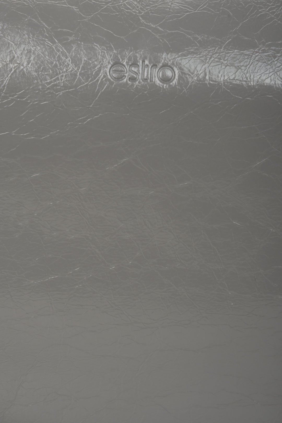 Szara skórzana torebka damska na ramię - zbliżenie na detale.