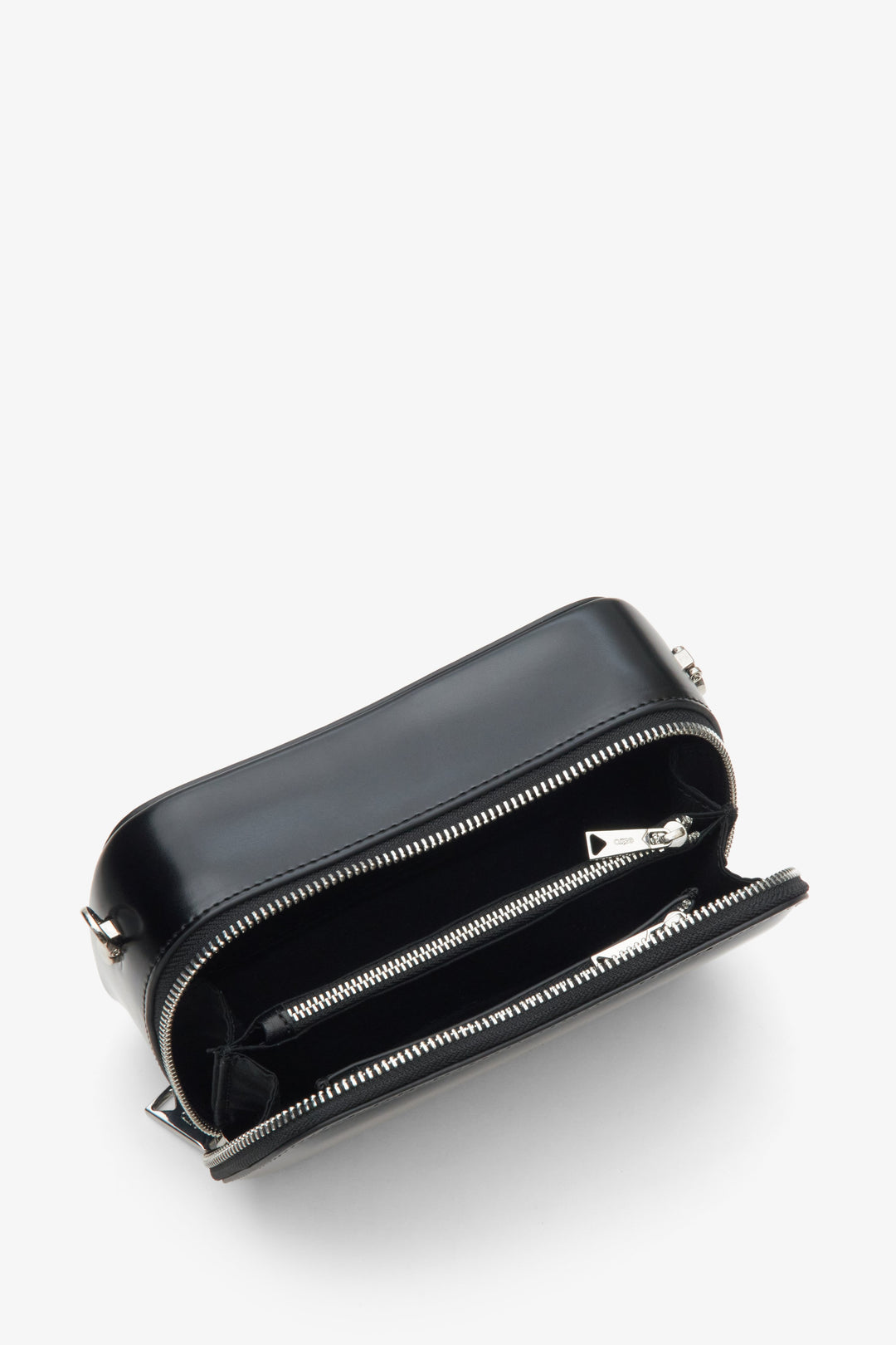 Damska skórzana torebka damska w kolorze czarnym Estro - zbliżenie na wnętrze modelu.