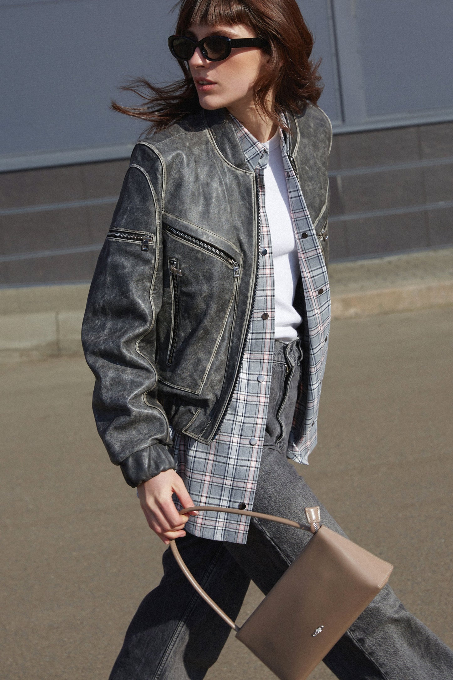 Beżowa torebka damska na ramię ze skóry Estro ER00114447