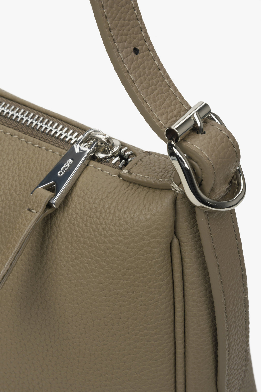 Skórzana torebka na ramię w kolorze szarobeżowym - zbliżenie na detale.