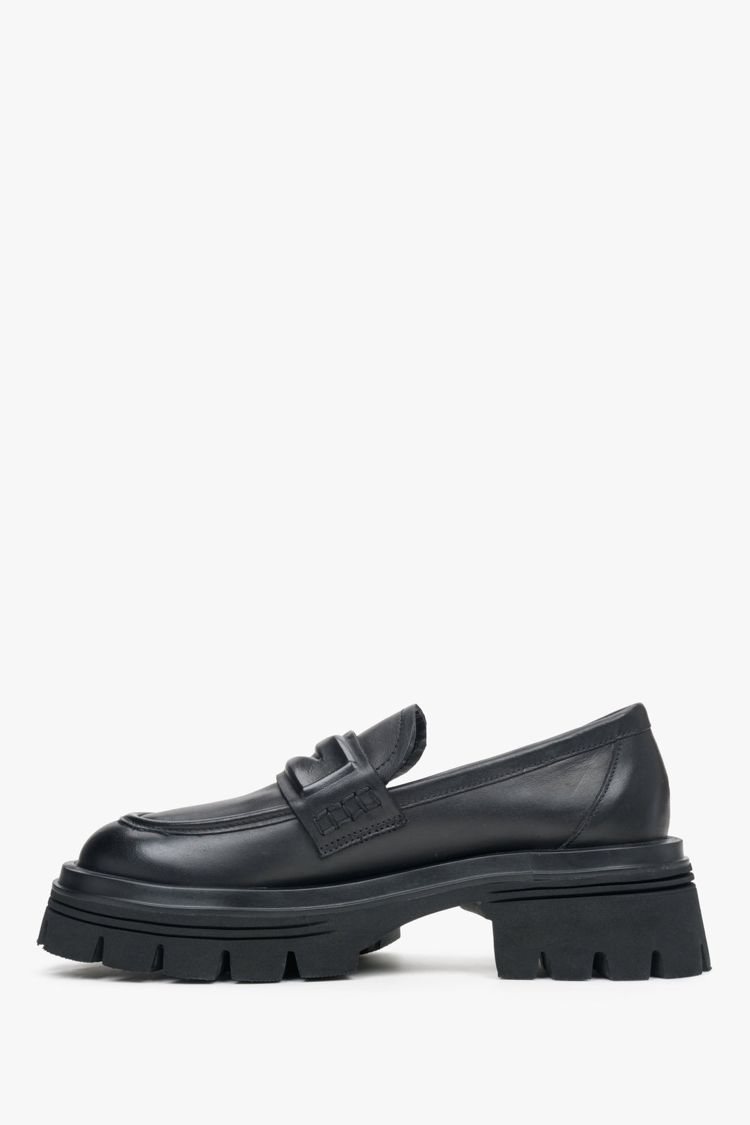 Czarne mokasyny damskie ze skóry naturalnej Estro - profil buta.