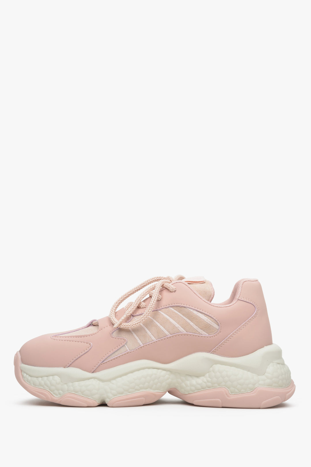 Zamszowo-tekstylne sneakersy damskie w kolorze jasnoróżowym ze sznurowaniem na grubej podeszwie - profil buta.