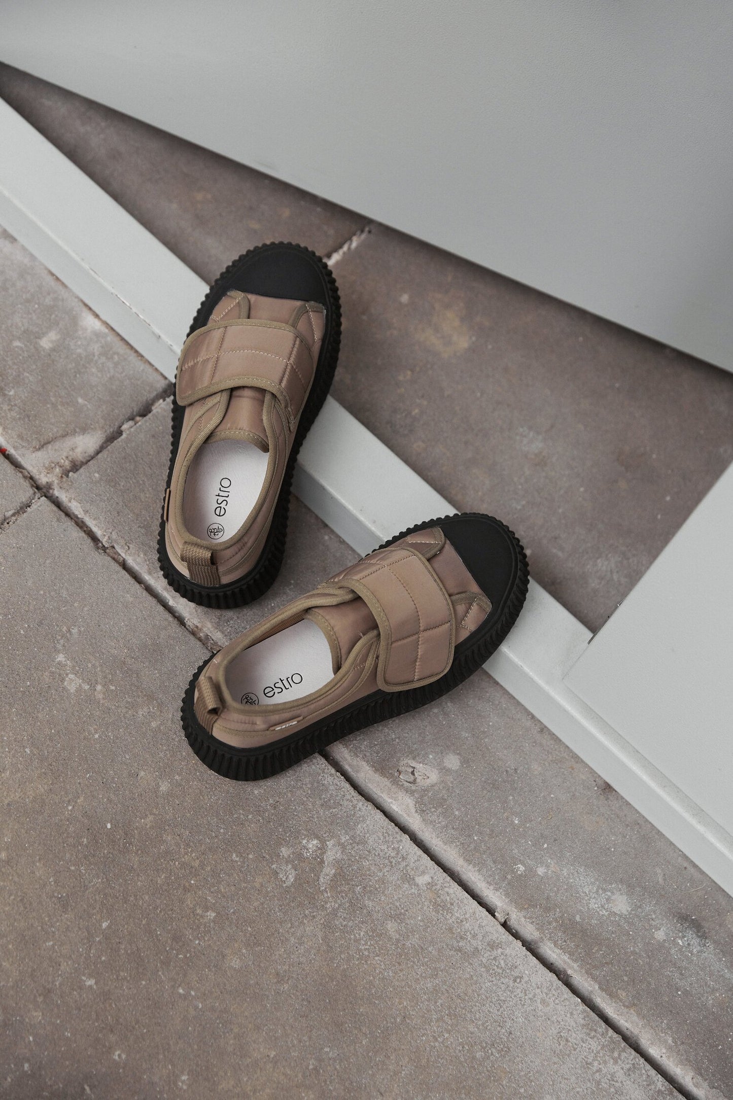 Beżowo-czarne tekstylne trampki damskie na rzep Estro ER00114172