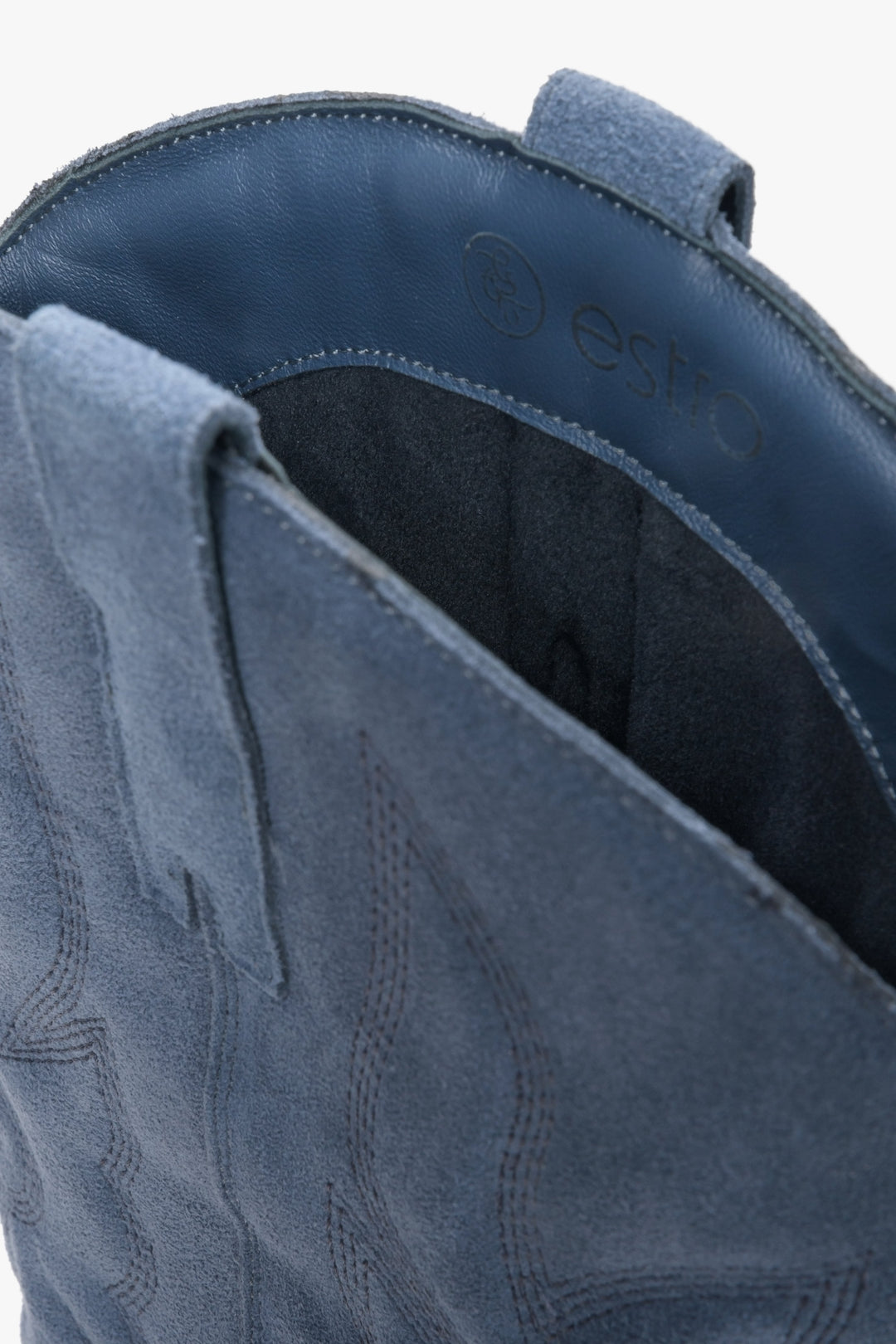 Welurowe niebieskie i wysokie kowbojki damskie Estro - zbliżenie na nasadę modelu.