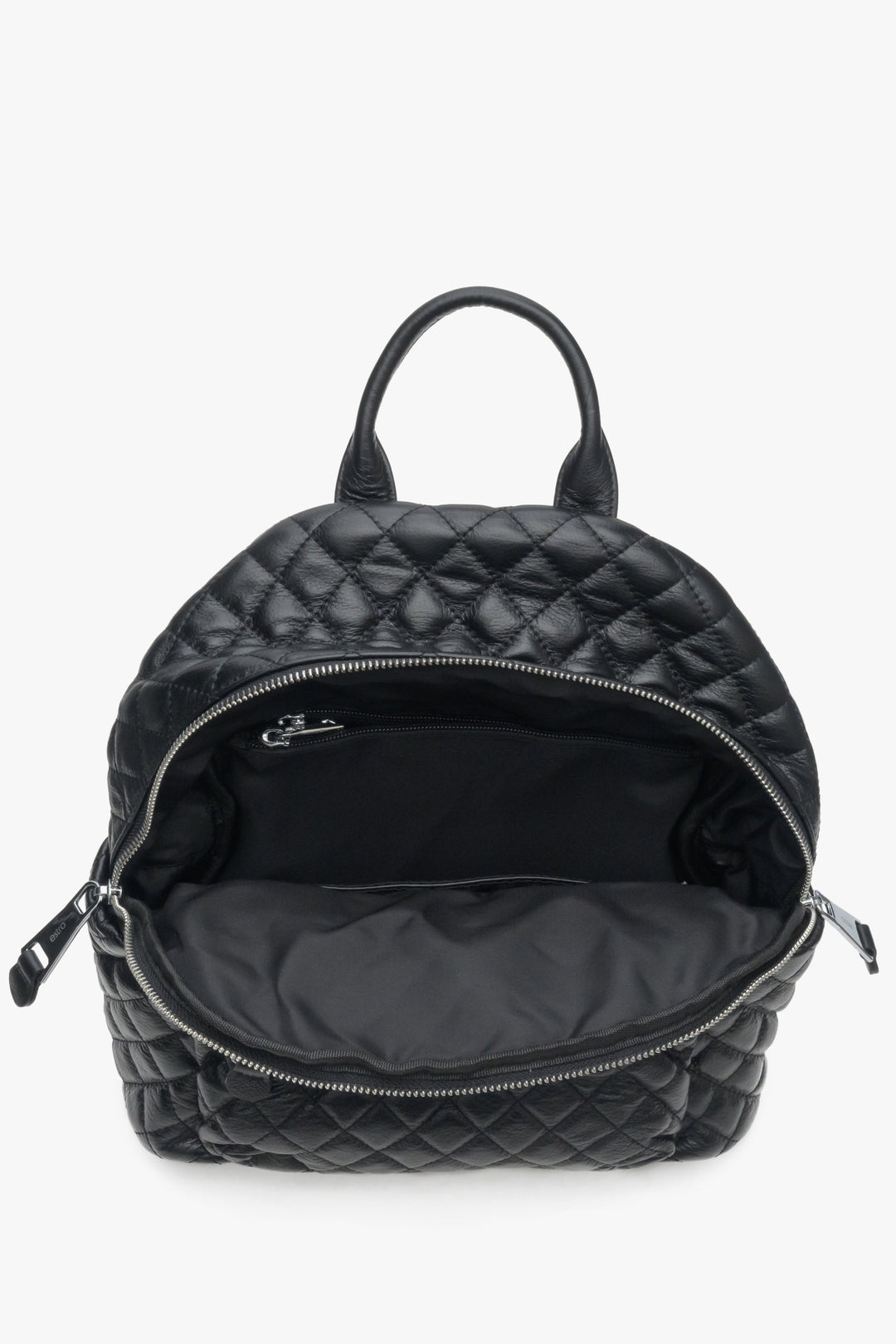 Miejski, skórzany plecak damski w kolorze czarnym - zbliżenie na wnętrze modelu marki Estro.