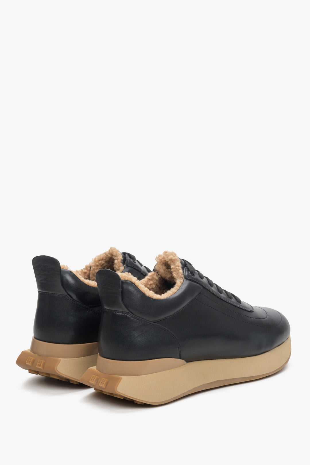 Damskie czarne sneakersy na zimę ze skóry i futra marki Estro - zbliżenie na zapiętek.