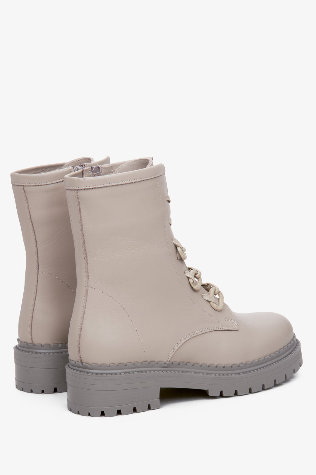 Skórzane szare botki damskie Estro - zbliżenie na zapiętek i linię boczną buta.