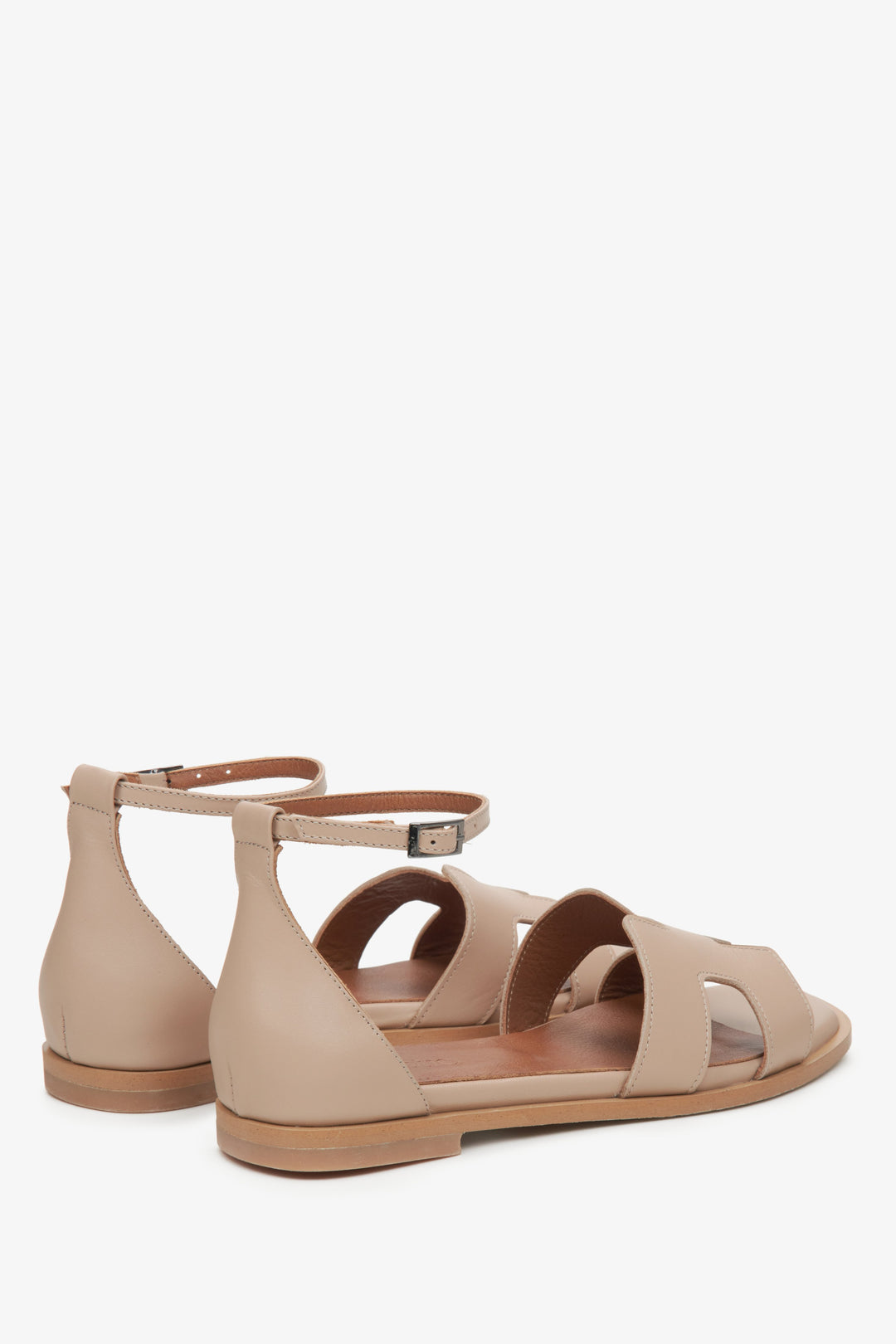 Skórzane beżowe sandały damskie Estro - zbliżenie na linię boczną i zapiętek.