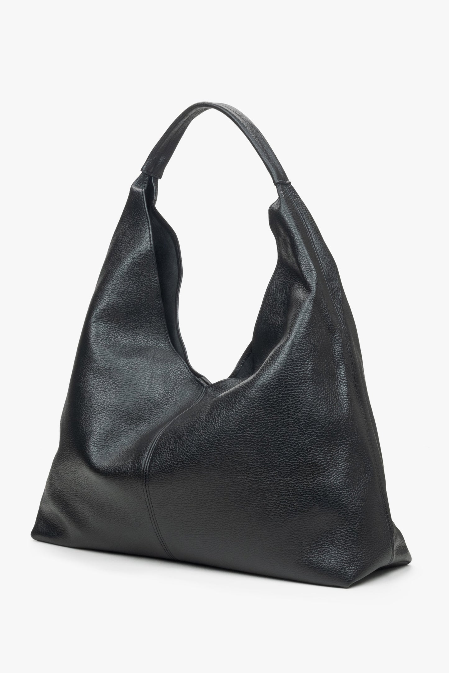 Skórzana torebka damska hobo w kolorze czarnym.