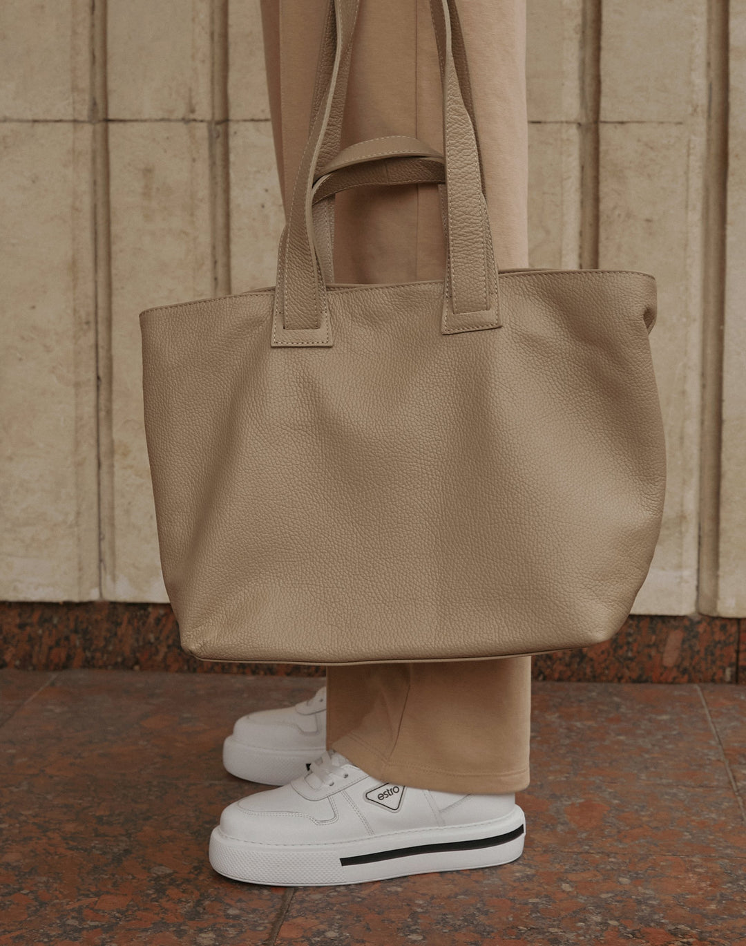 Duża, beżowa torebka damska Estro ze skóry naturalnej - prezentacja modelu w pełnej stylizacji.
