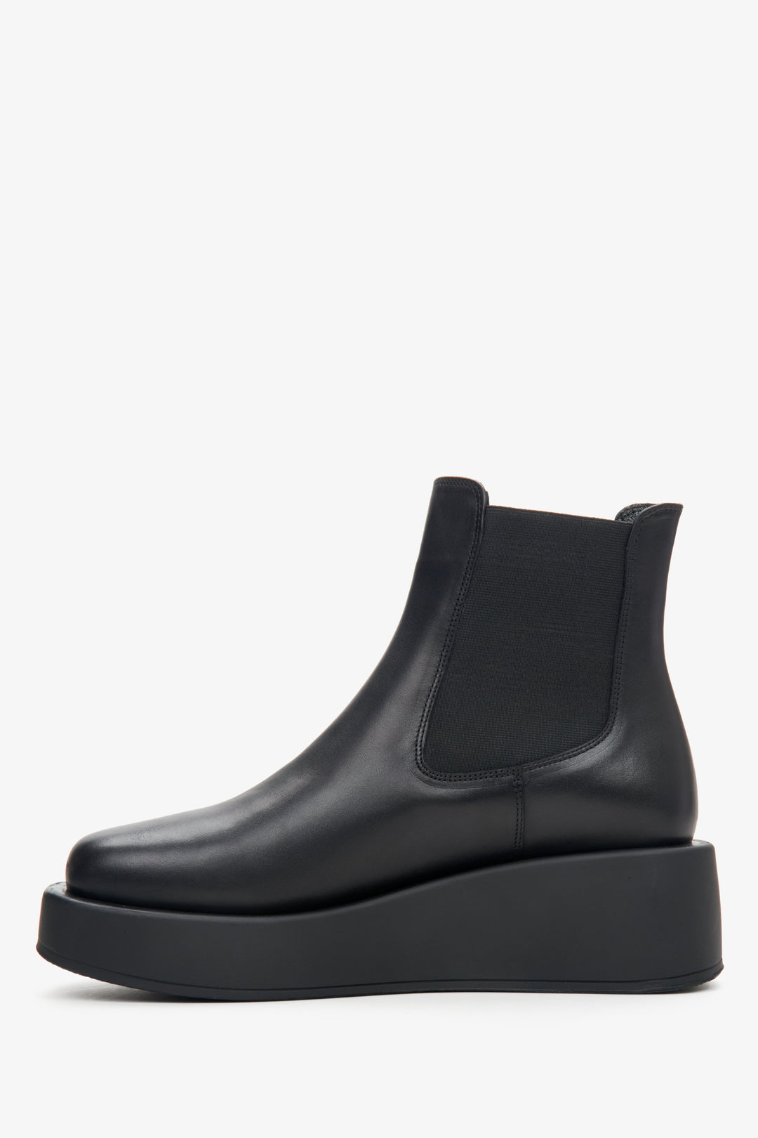 Damskie botki na platformie ze skóry naturalnej w kolorze czarnym marki Estro - profil buta.