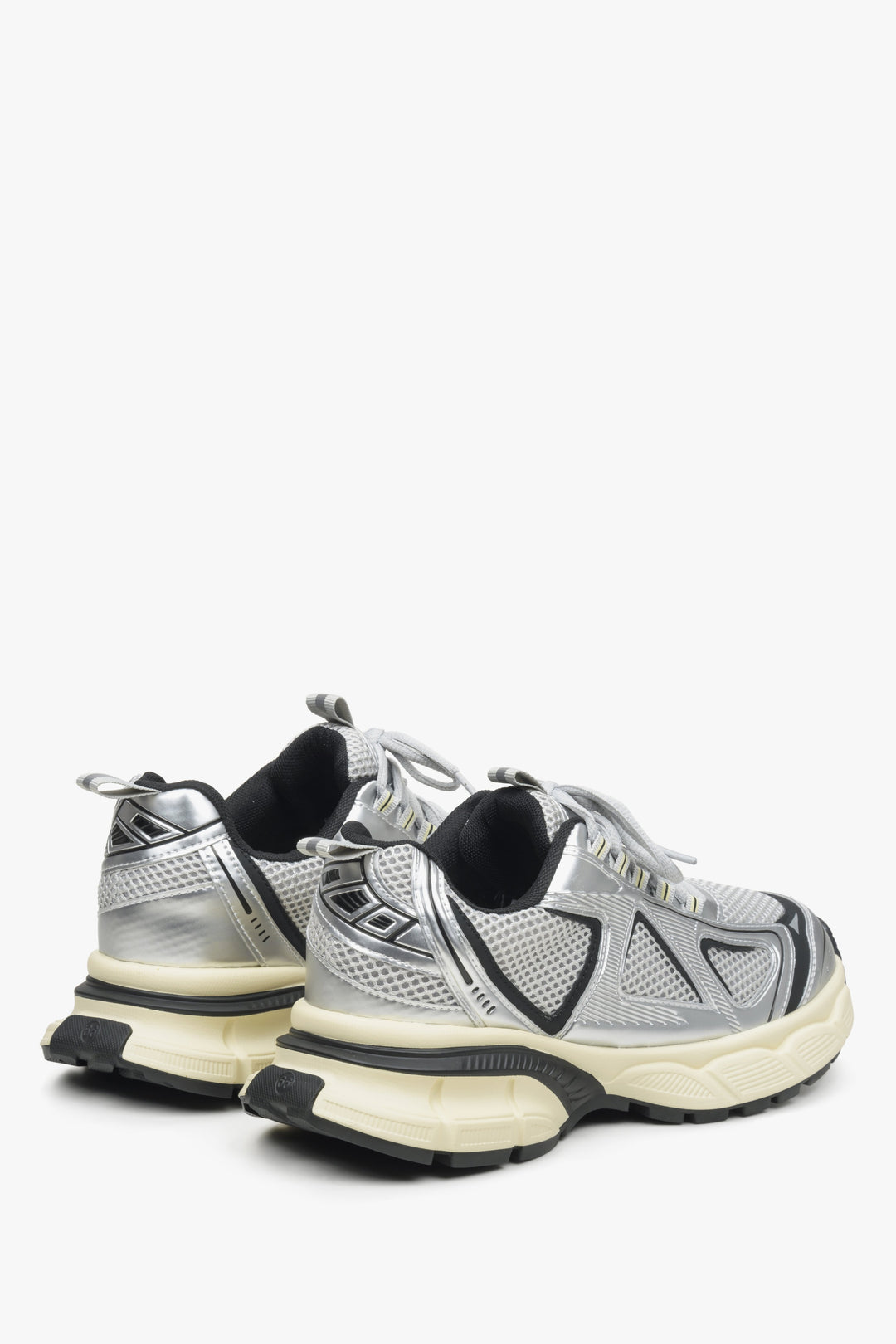 Srebrno-czarne sneakersy damskie Es 8 - prezentacja zapiętka i linii bocznej butów.
