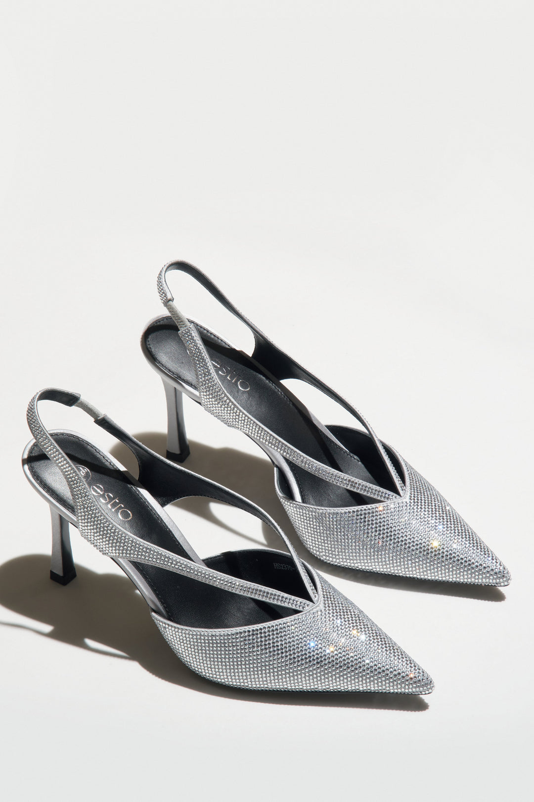 Czółenka typu slingback w kolorze srebrnym Estro.