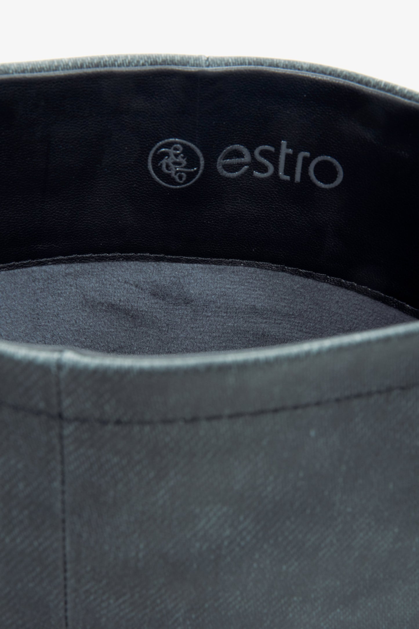Wysokie kozaki damskie Estro w kolorze szarym z szeroką cholewą - zbliżenie na detal.