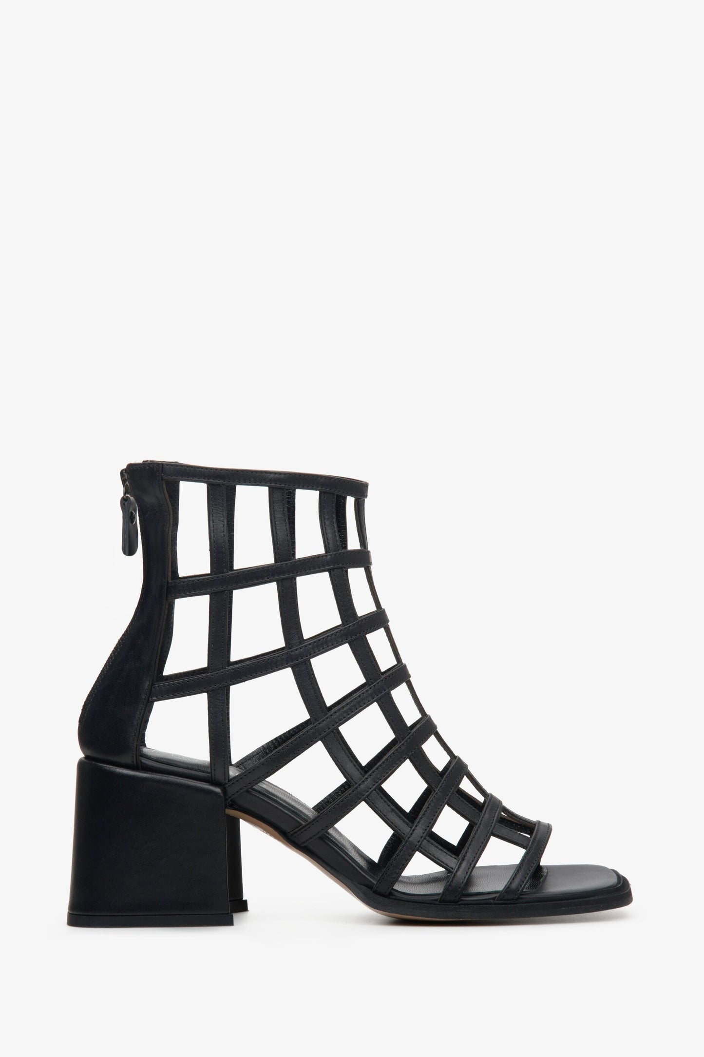 Skórzane, czarne sandały damskie na słupku marki Estro.