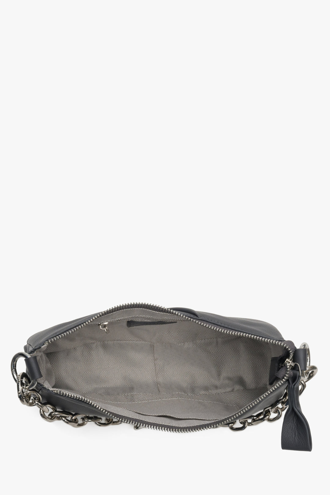 Mała, poręczna torebka damska na ramię w kolorze szarym ze skóry naturalnej marki Estro - zbliżenie na wnętrze modelu.