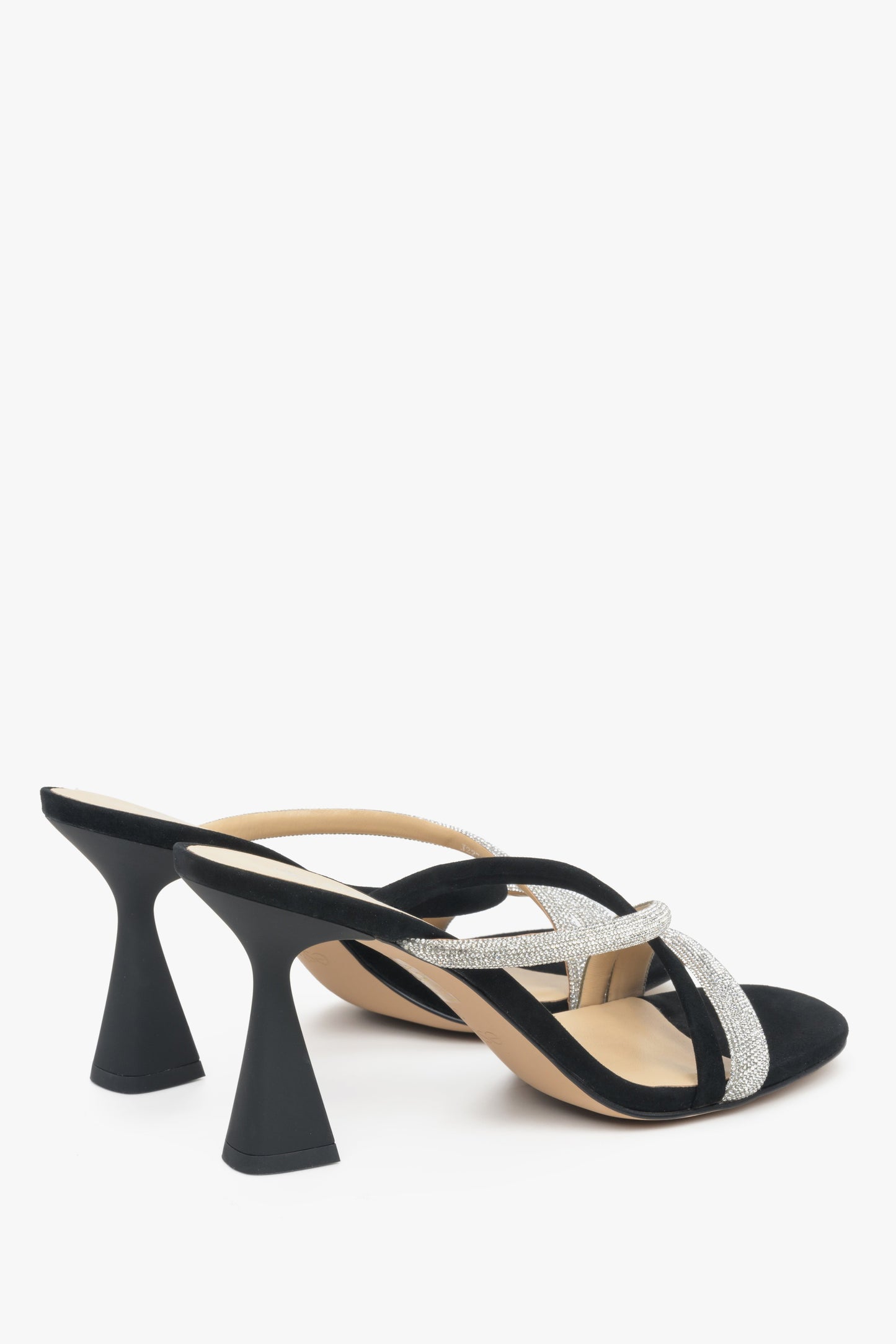 Czarne klapki damskie na obcasie z weluru naturalnego z cyrkoniami - zbliżenie na obcas i linię boczną butów.