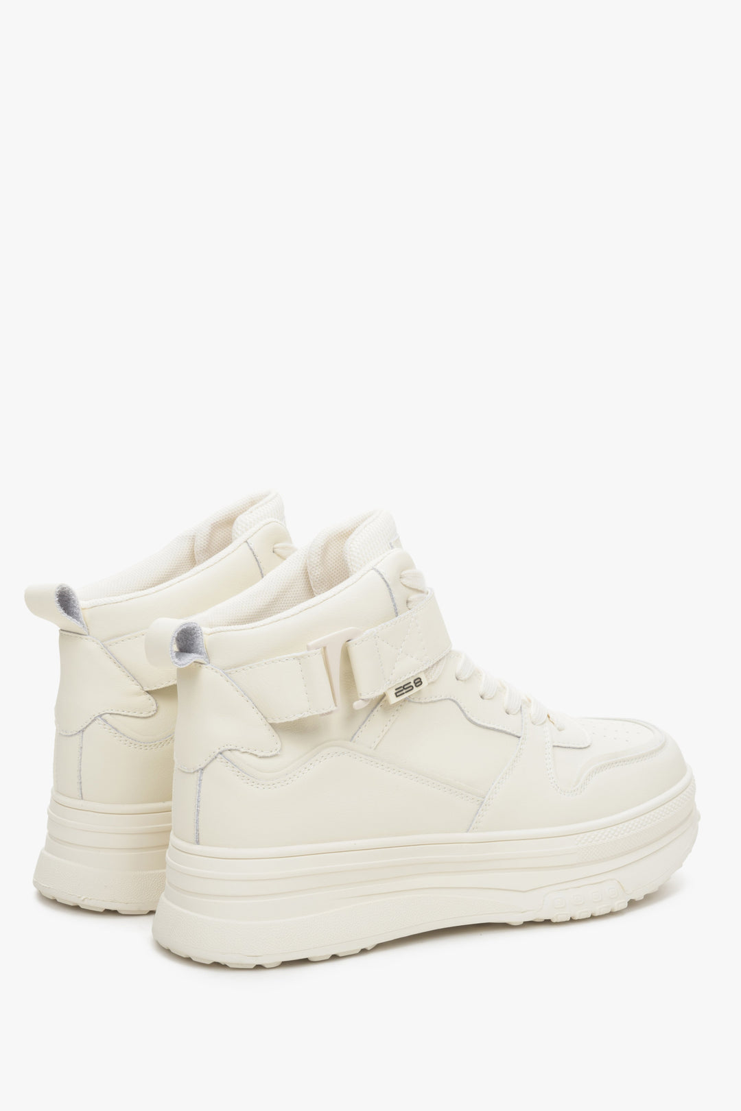 Skórzane, wysokie sneakersy damskie ES8 w kolorze jasnobeżowym - zbliżenie na linię boczną buta.