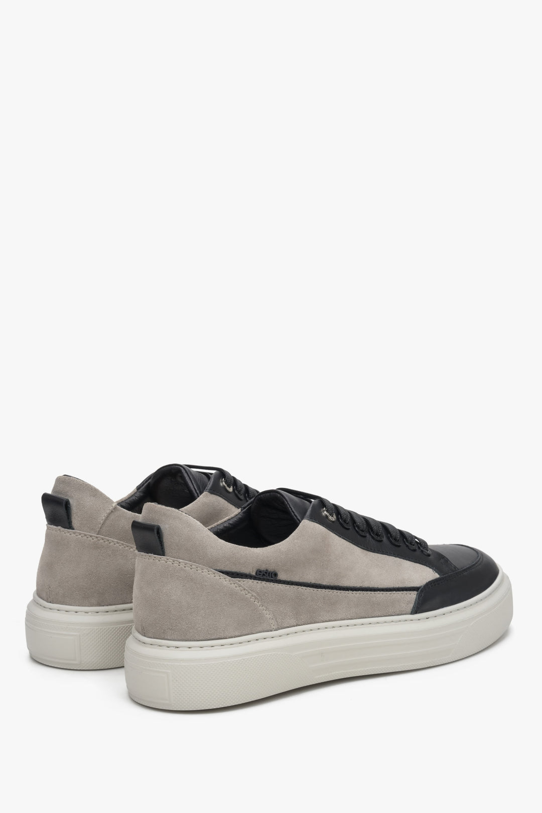 Męskie, welurowe trampki w kolorze szaro-grafitowym ze sznurowaniem - zbliżenie na zapiętek.