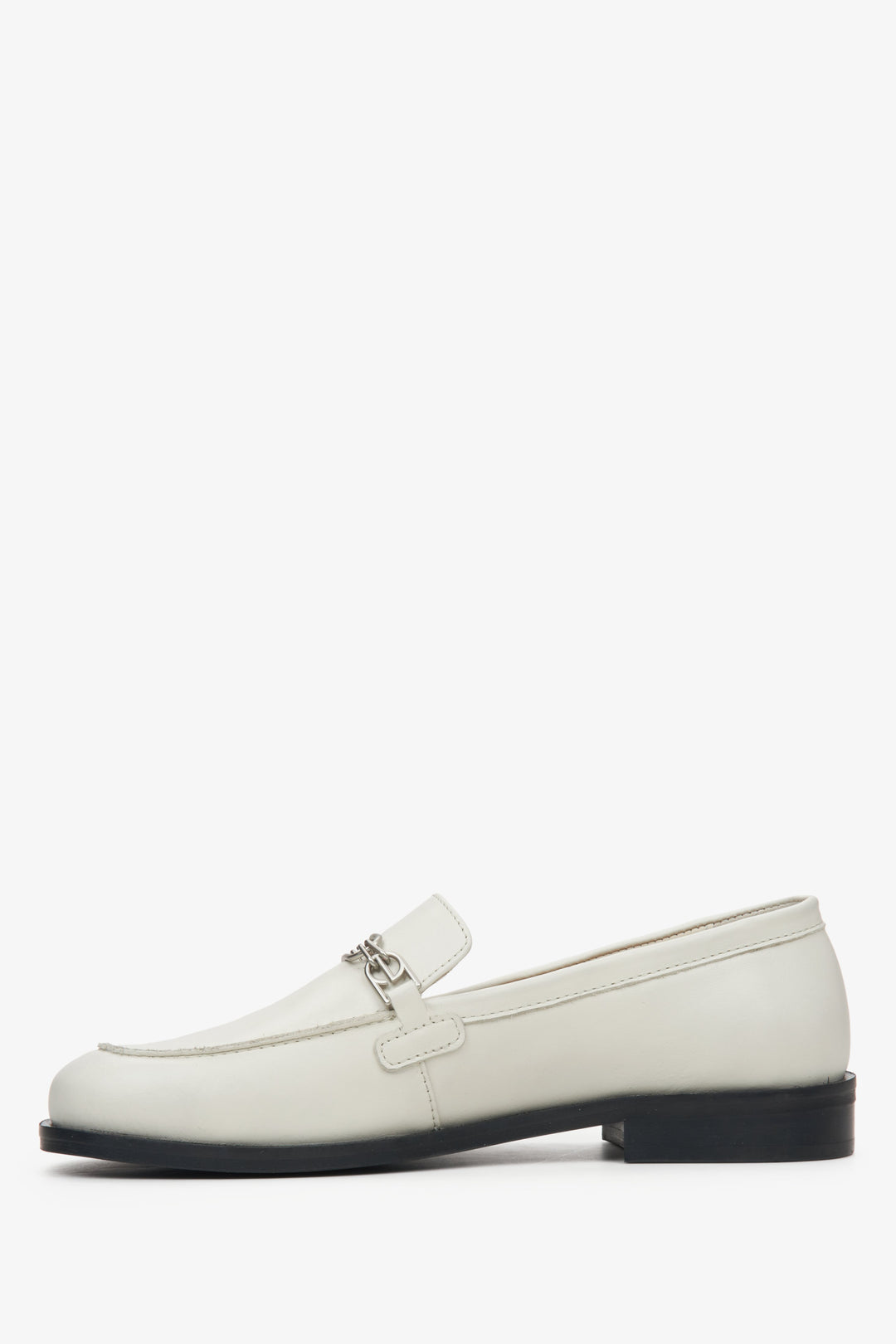 Damskie skórzane mokasyny w kolorze mleczno-beżowym Estro - profil buta.