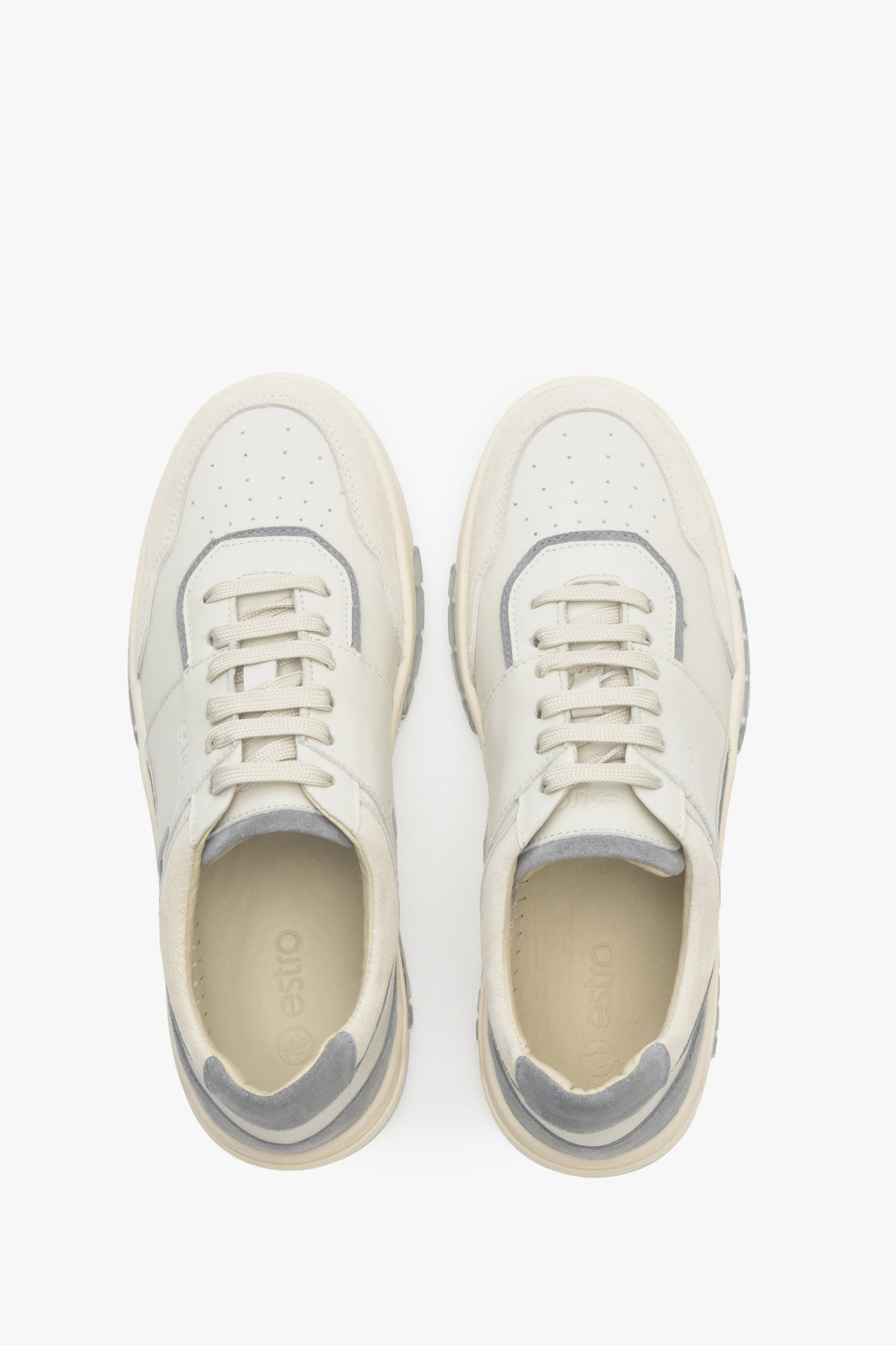 Sportowe sneakersy damskie Estro w kolorze biało-niebieskim ze skóry naturalnej i zamszu - prezentacja modelu z góry.