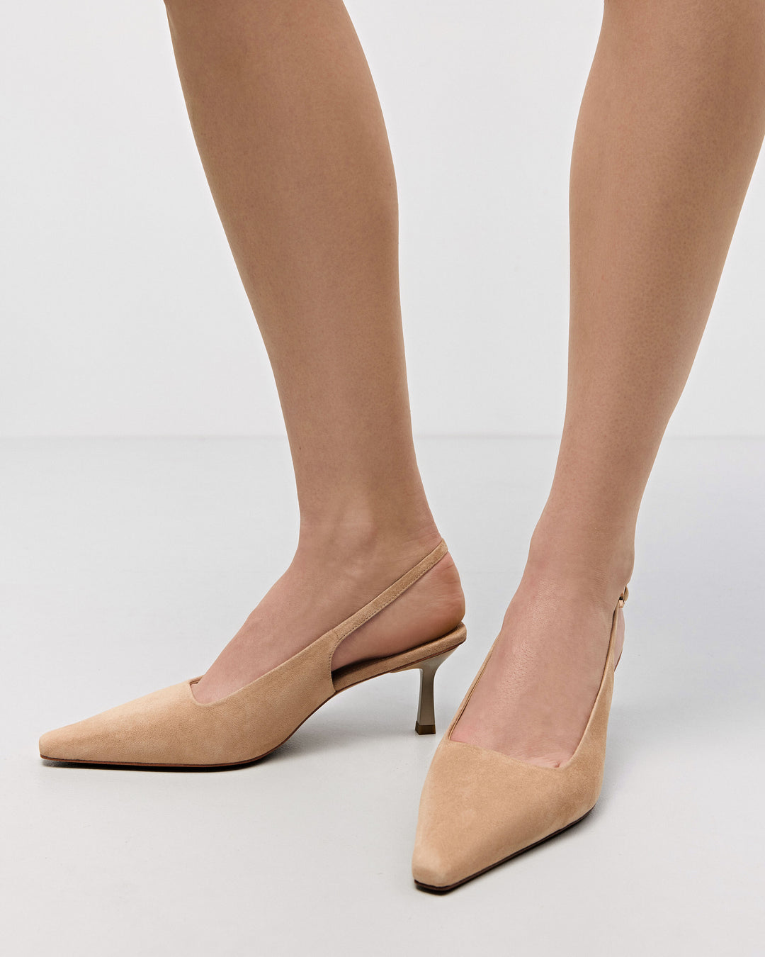 Komfortowe beżowe czółenka damskie Estro z weluru, o fasonie slingback i na niskim obcasie - prezentacja na nodze.