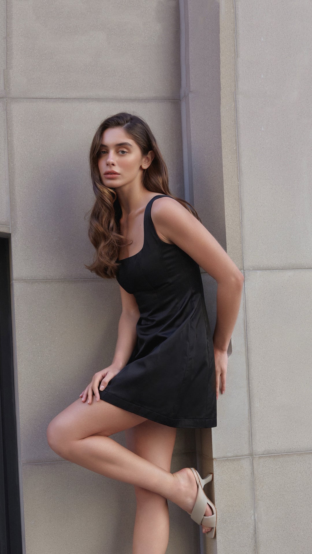 Szare klapki damskie na niskim obcasie z miękkimi paskami na krzyż Estro ER00115215