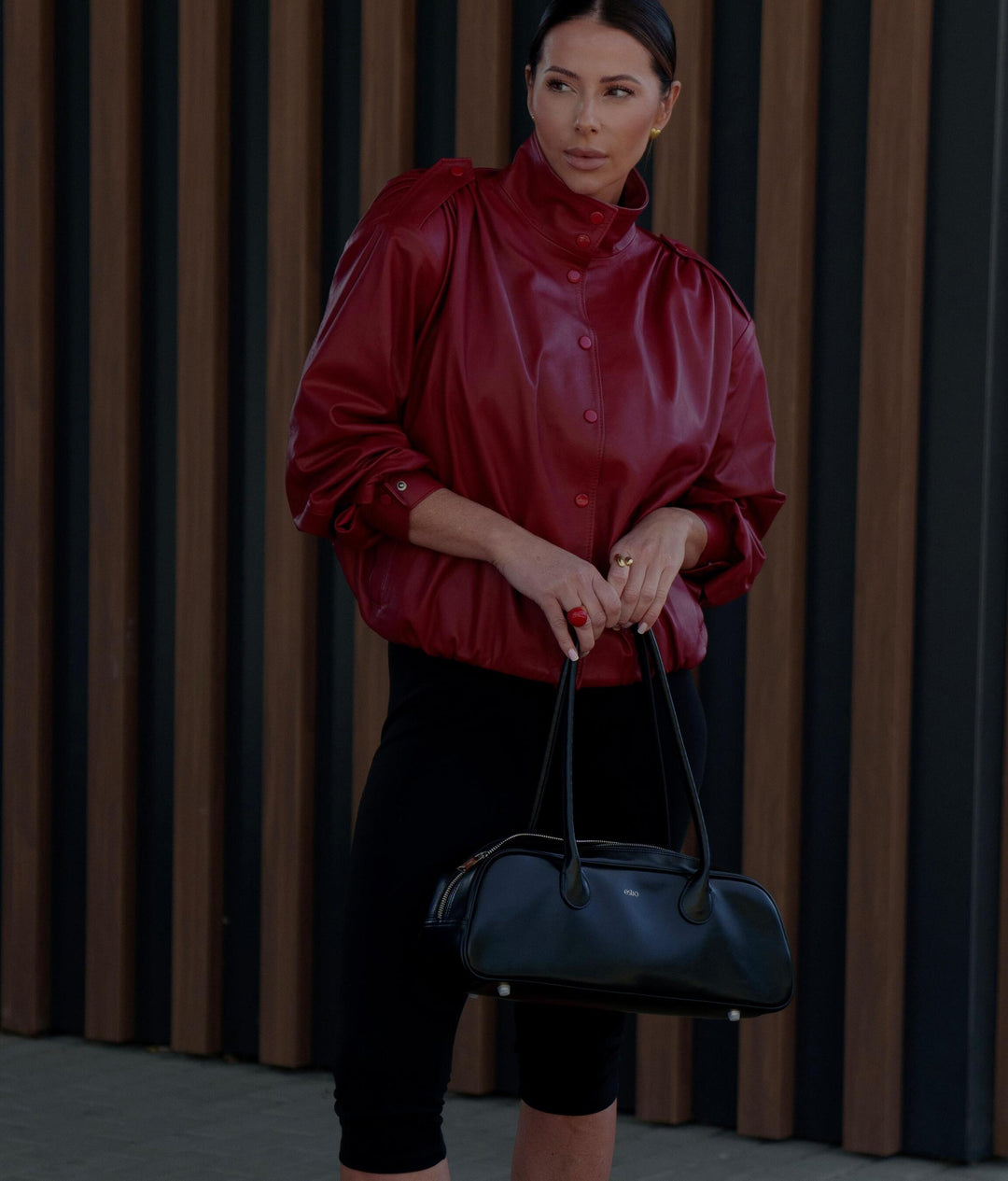 Czerń w najlepszym wydaniu – skórzana torebka Estro, która pasuje do każdej stylizacji.