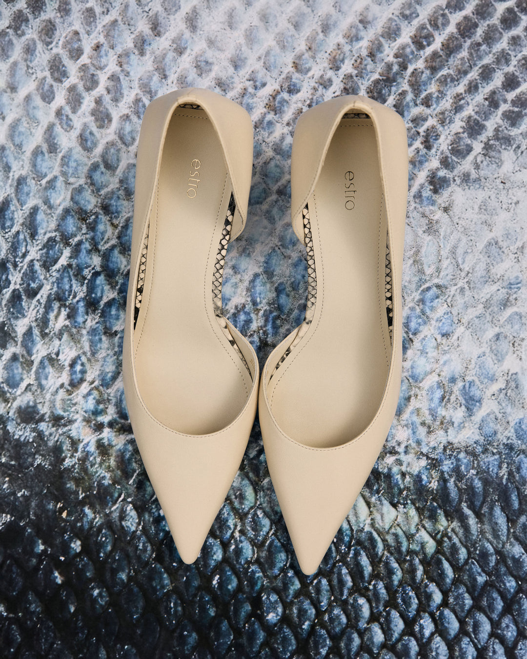 Eleganckie beżowe szpilki damskie ze skóry naturalnej - prezentacja z góry.