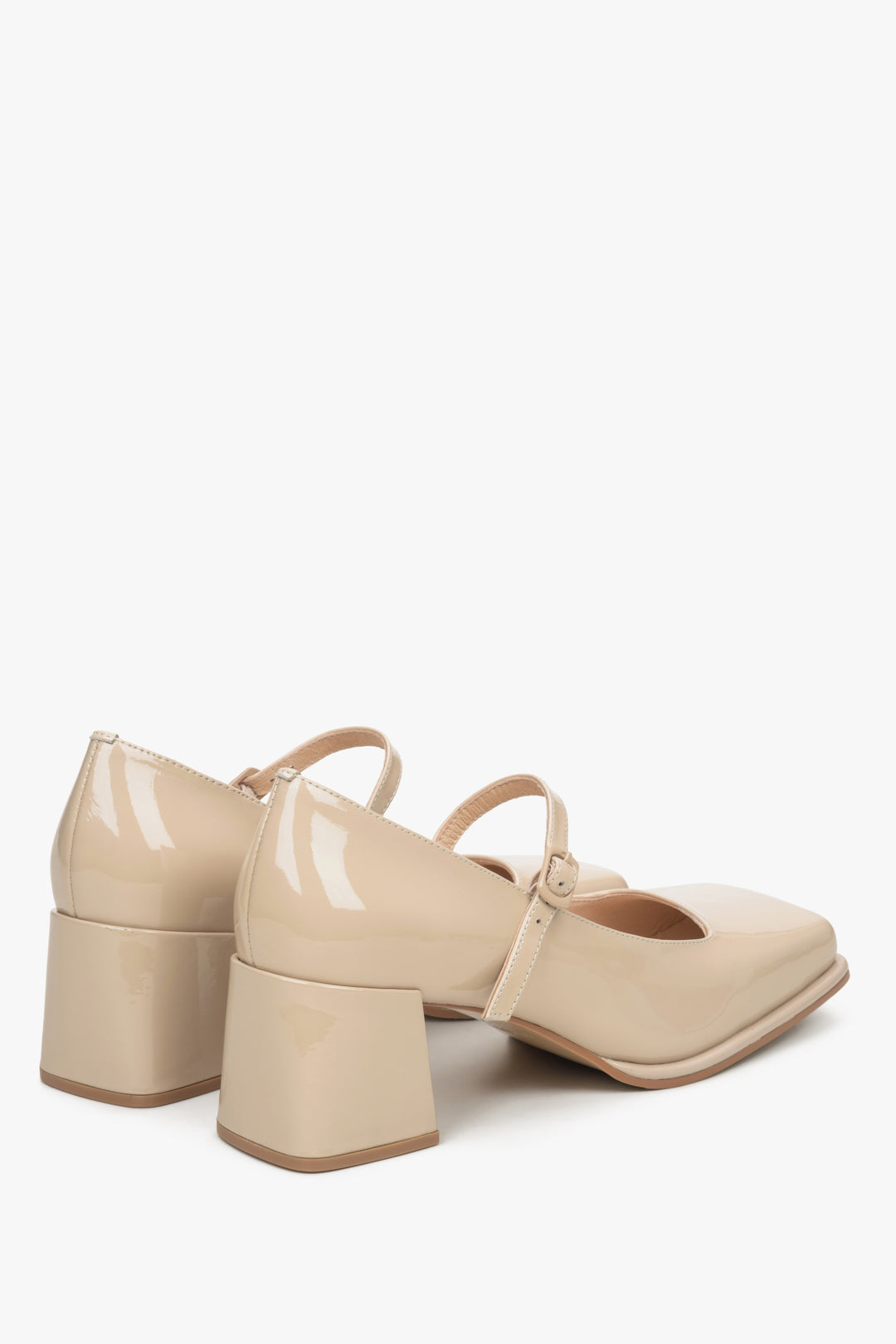 Damskie lakierowane czółenka damskie estro w kolorze beżowym - zbliżenie na zapiętek i linię boczną butów.