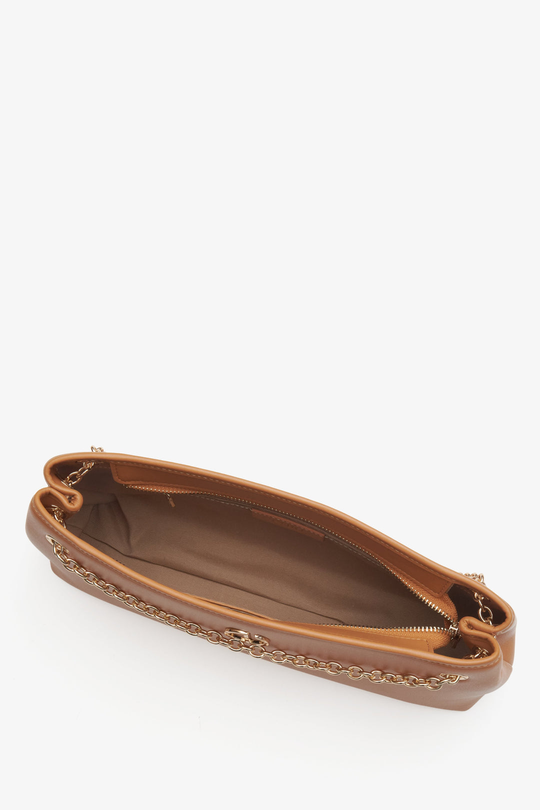 Beżowa torebka damska - bagietka Estro - zbliżenie na wnętrze modelu.