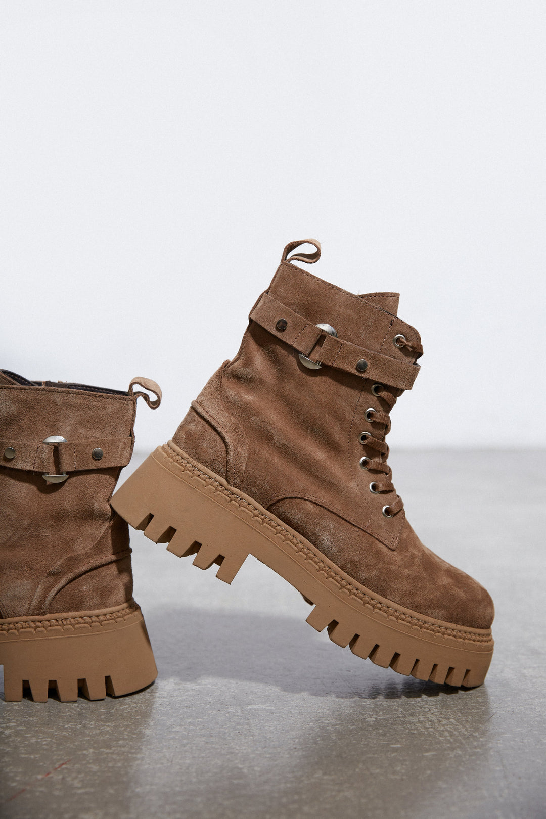 Niskie brązowe botki damskie z weluru naturalnego z ozdobnym pasem Estro ER00114052