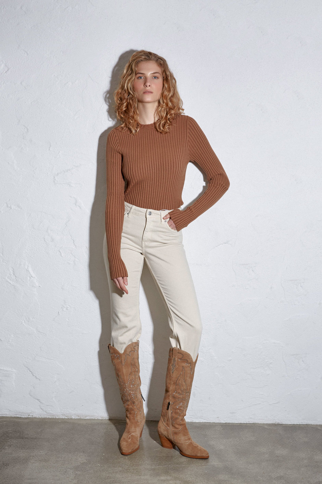 Wysokie jasnobeżowe kowbojki damskie z weluru naturalnego Estro