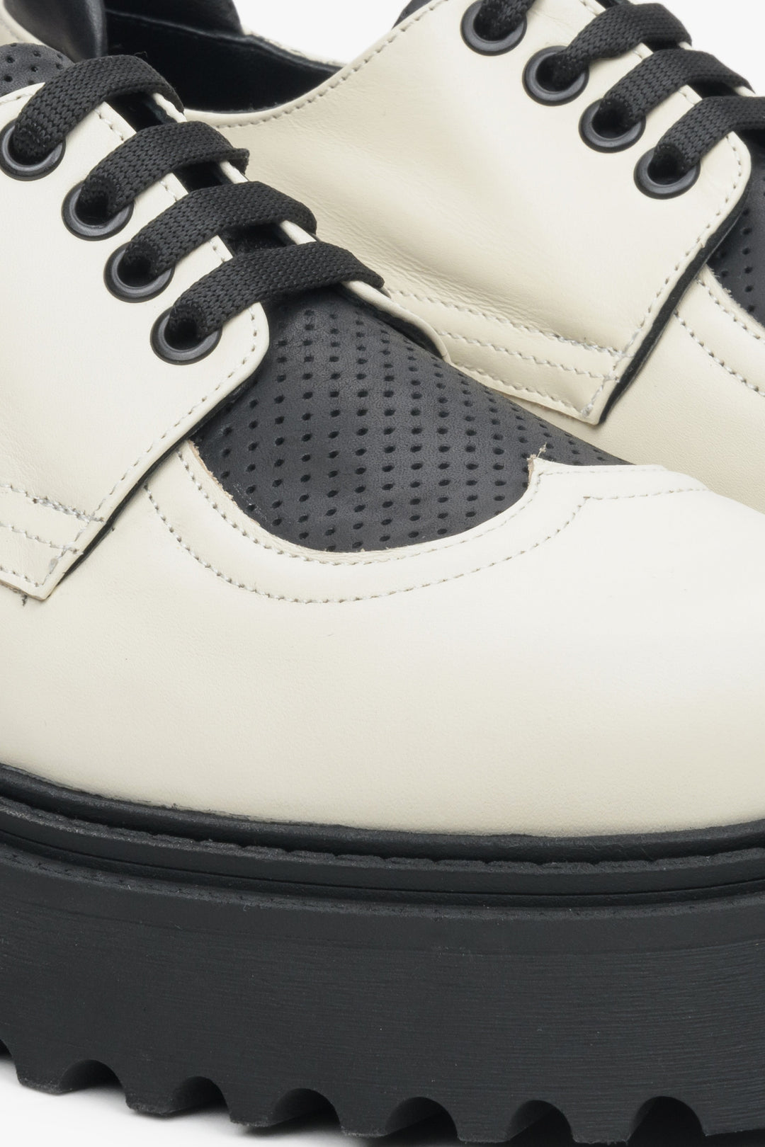 Sznurowane beżowo-czarne półbuty damskie ze skóry naturalnej Estro - zbliżenie na detale.