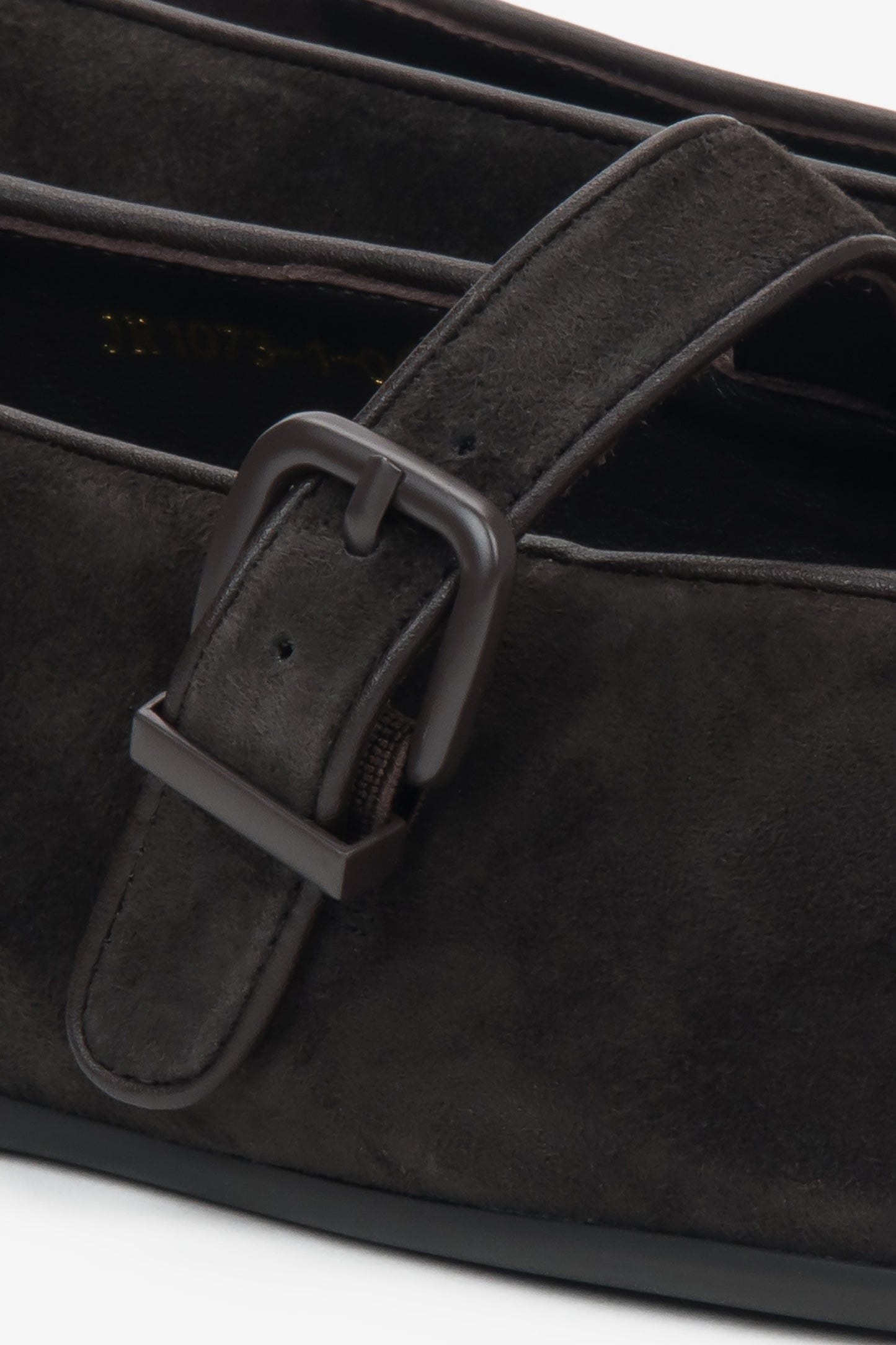 Ciemnobrązowe baleriny z miękkiego weluru naturalnego marki Estro - połączenie elegancji, komfortu i subtelnego akcentu w postaci sprzączki.