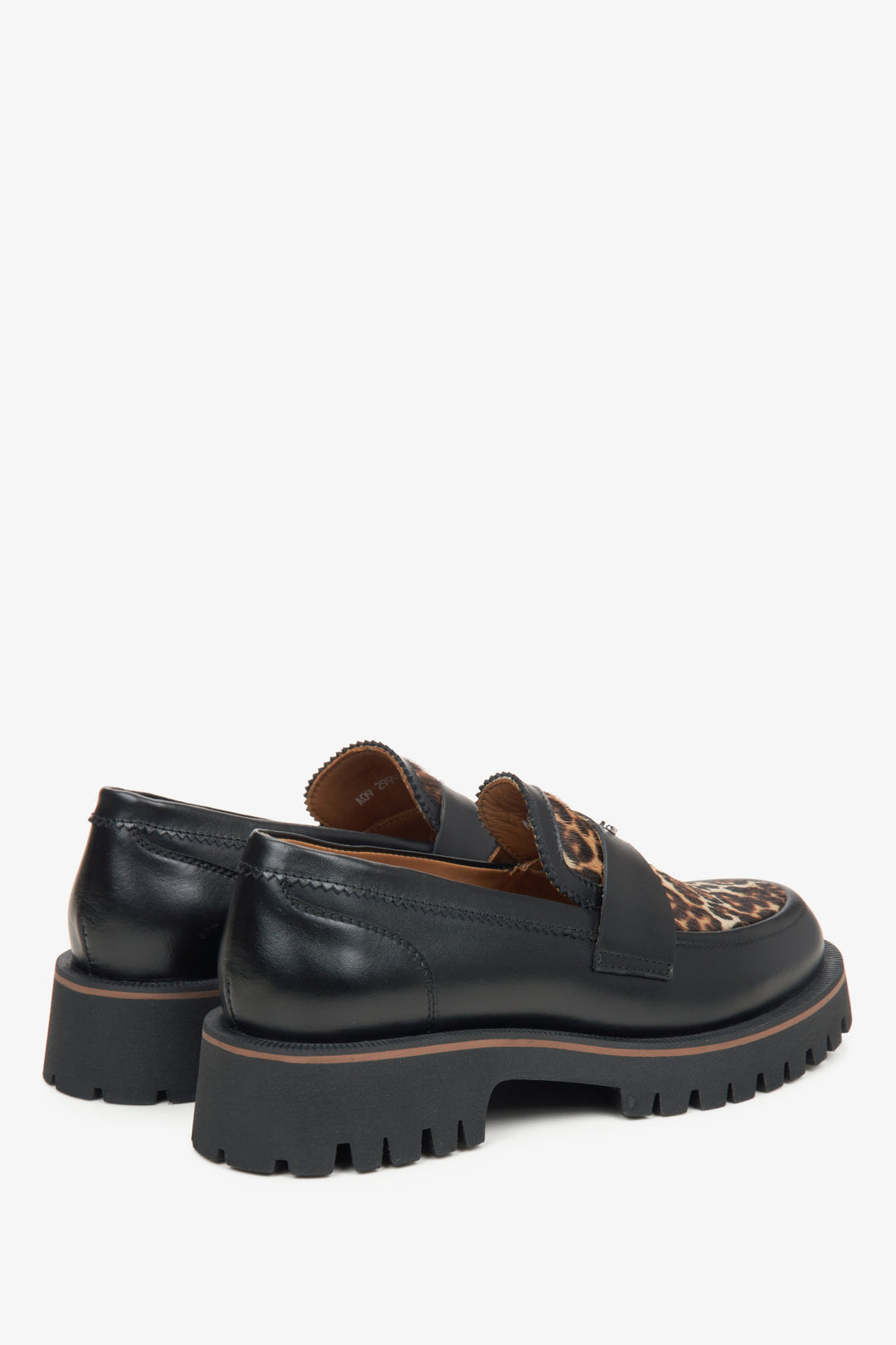 Damskie czarne loafersy ze skóry naturalnej - zbliżenie na zapiętek.