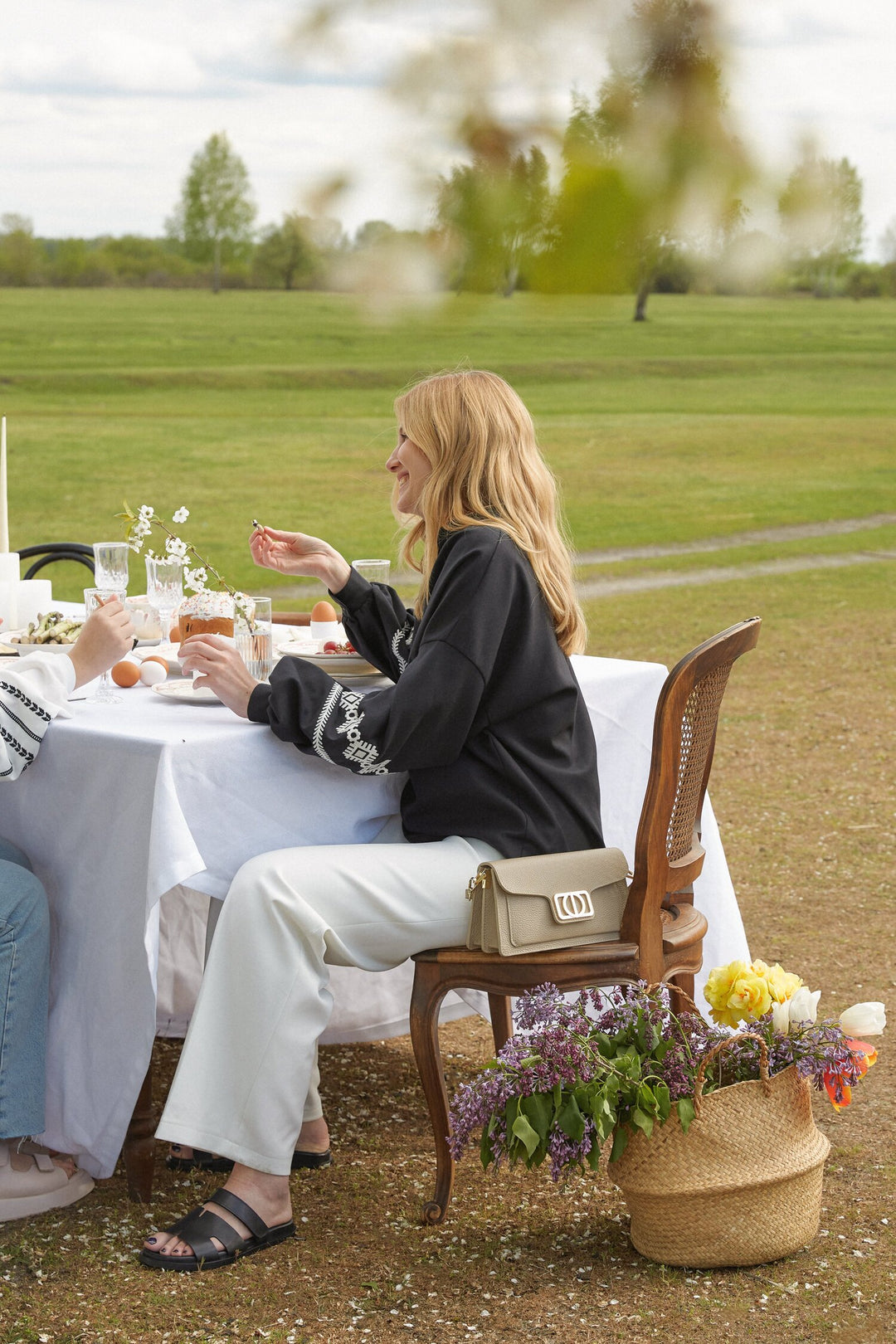 Beżowa torebka damska na ramię ze złotymi okuciami z włoskiej skóry naturalnej Estro ER00114787