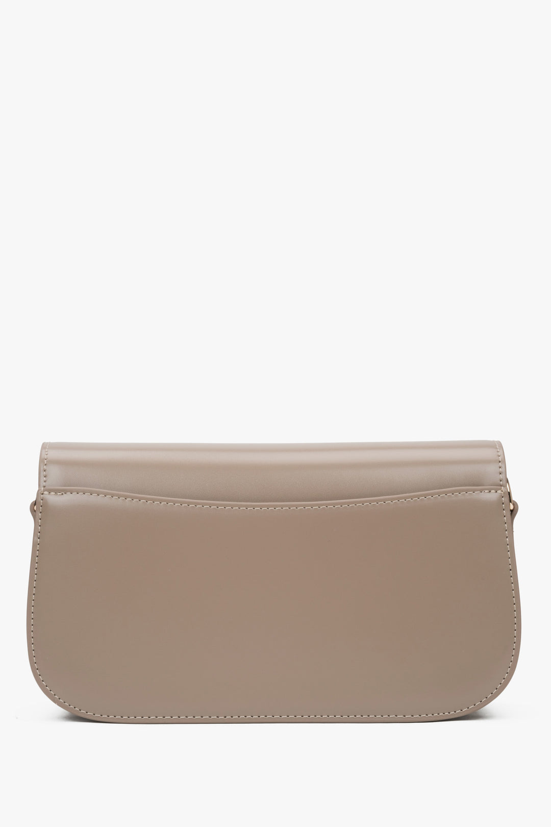 Kompaktowa beżowa torebka damska Estro, wykonana z wysokiej jakości skóry naturalnej, wygodna do noszenia na ramieniu.