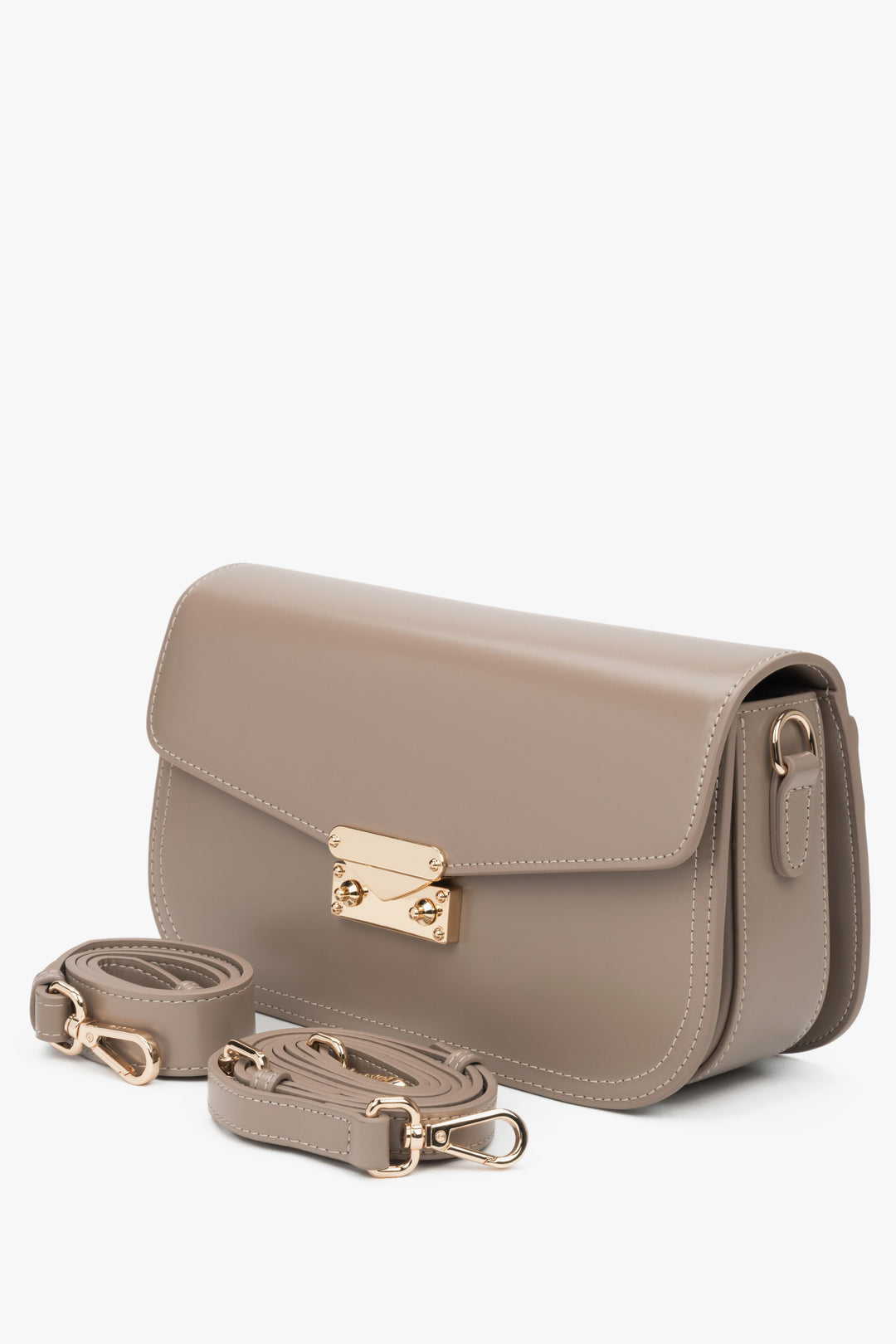 Beżowa torebka ze skóry naturalnej marki Estro, o poręcznym rozmiarze, zaprojektowana do noszenia na ramieniu.